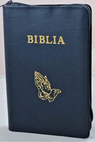 Biblia NTR (Noua Traducere), coperta piele, bleumaren, simbol maini in ruga, fermoar, argintata - editia 3 revizuita Biblia NTR (Noua Traducere), coperta piele, bleumaren, simbol maini in ruga, fermoar, argintata - editia 3 revizuita