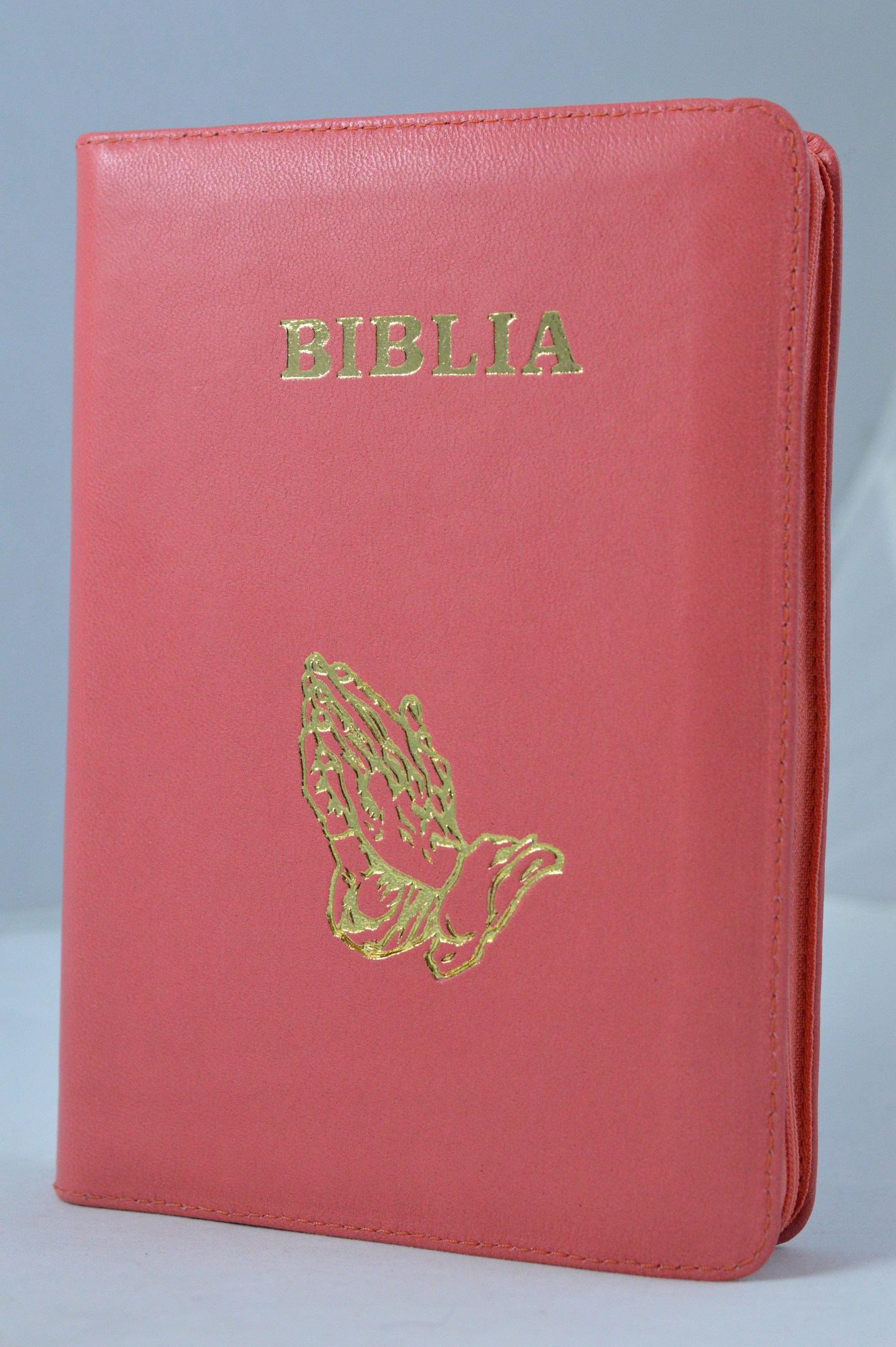 Biblia din piele, marime medie, rosu coral, fermoar, aurita, cu maini in ruga gravate, cuv. lui Isus cu rosu [052]