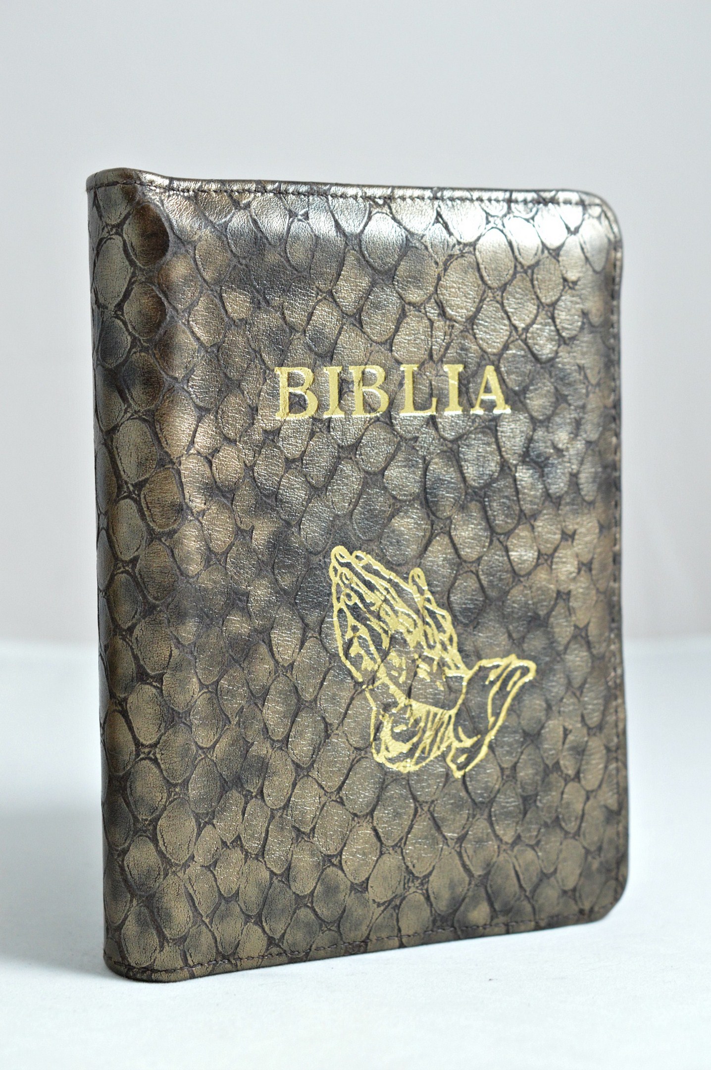 Biblie din piele, dimensiune mica, maro sidefat model solzi, fermoar, simbol peste, cuv. lui Isus in rosu [043 A]