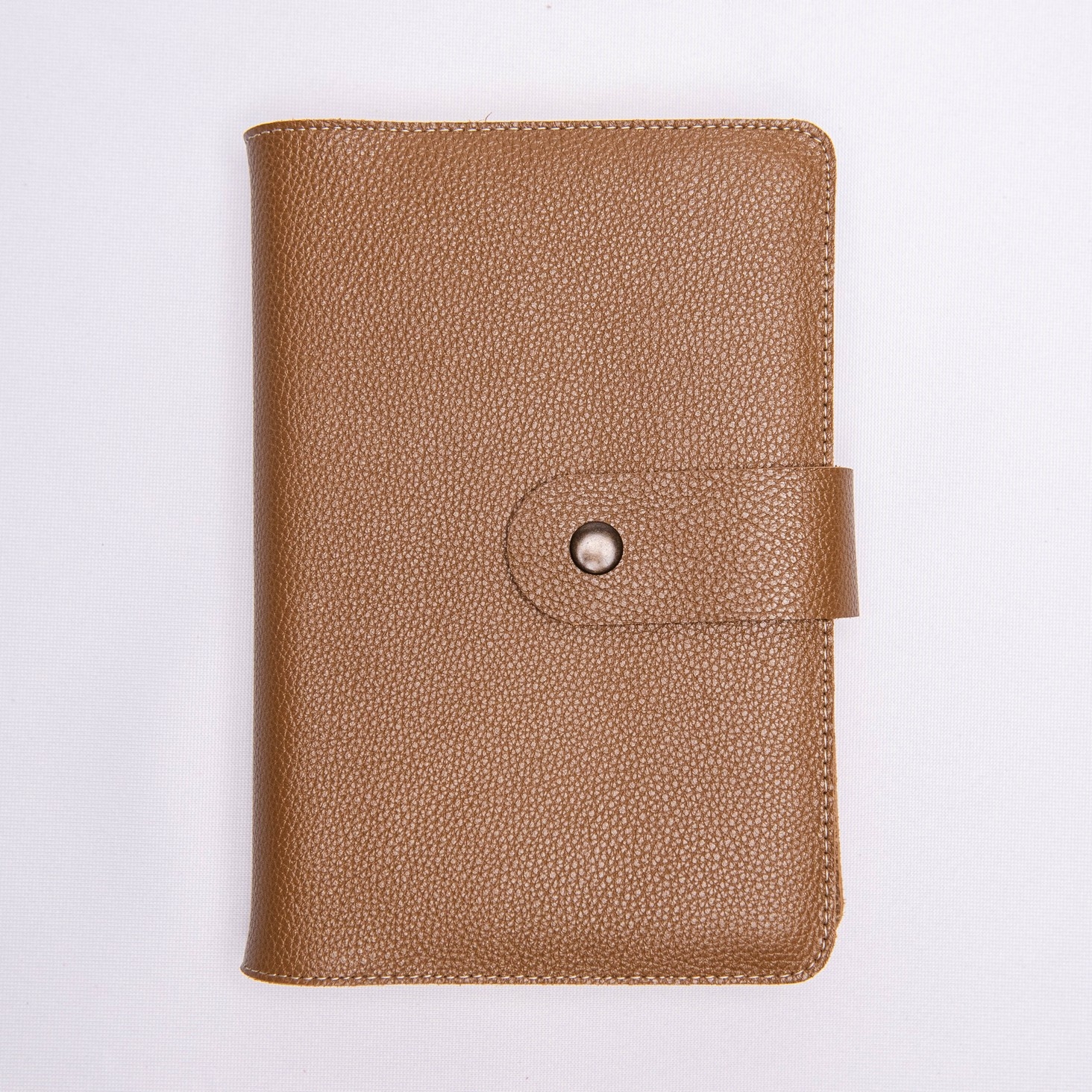 Biblia in husa handmade piele autentica, cu bareta si capsa, marime medie, light brown , index, margini aurii, cuv. lui Isus cu rosu [057 BAR]