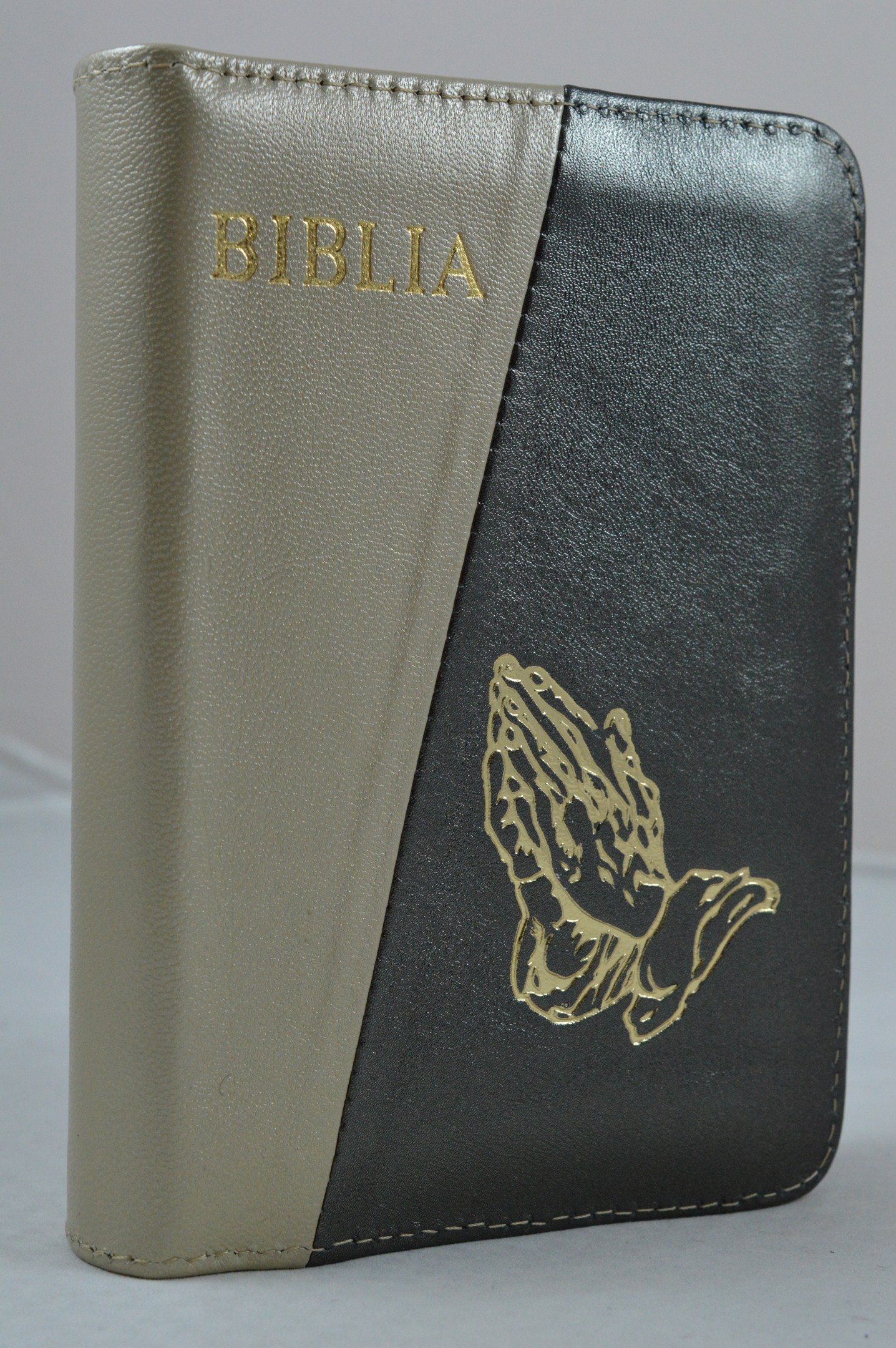 Biblie din piele, dimensiune mica, crem sidefat/gri inchis, fermoar, simbol maini in ruga, cuv. lui Isus in rosu [043 A]