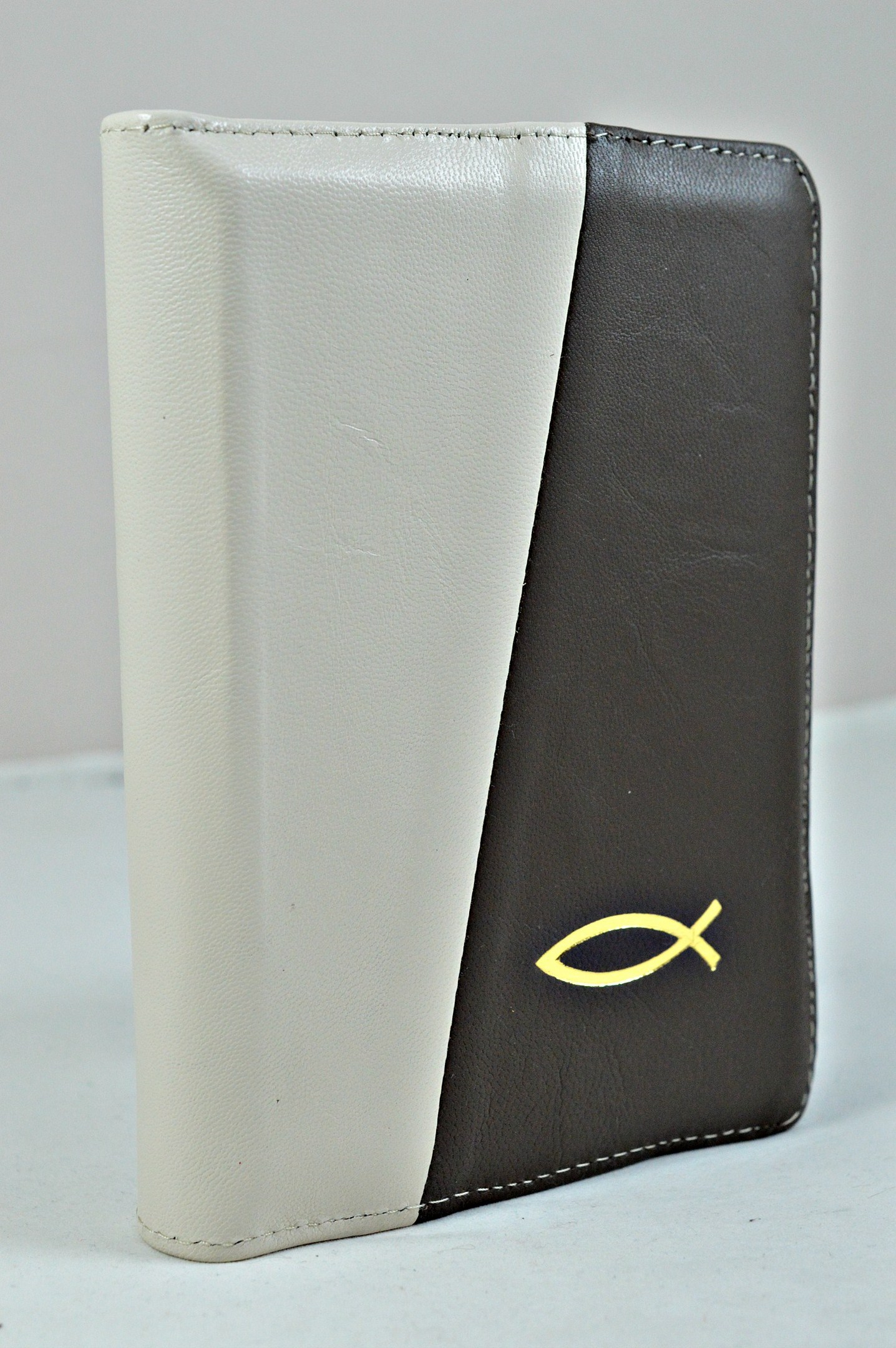 Biblie din piele, dimensiune mica, alb crem cu maro inchis, fermoar, simbol peste, cuv. lui Isus in rosu [043 A]