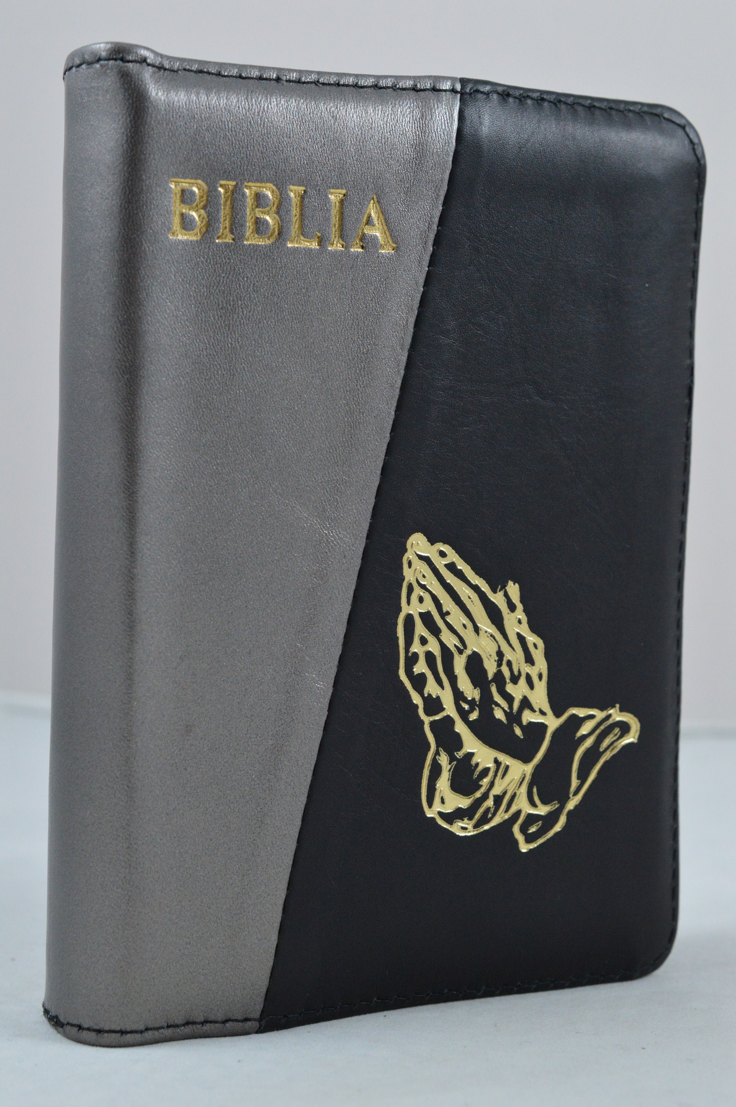 Biblie din piele, dimensiune mica, gri /negru, fermoar, simbol maini in ruga, cuv. lui Isus in rosu [043 A]