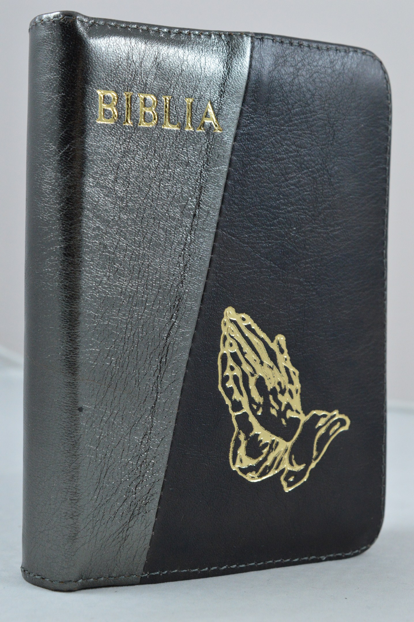 Biblie din piele, dimensiune mica, gri inchis/negru, fermoar, simbol maini in ruga, cuv. lui Isus in rosu [043 A]