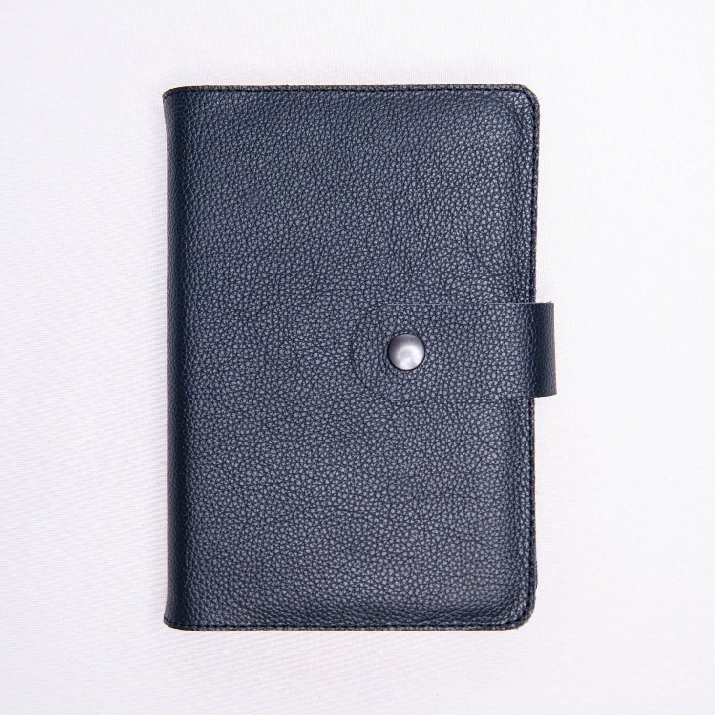 Biblia in husa handmade piele autentica, cu bareta si capsa, marime medie, bleumarin, index, margini aurii, cuv. lui Isus cu rosu [057 BAR]