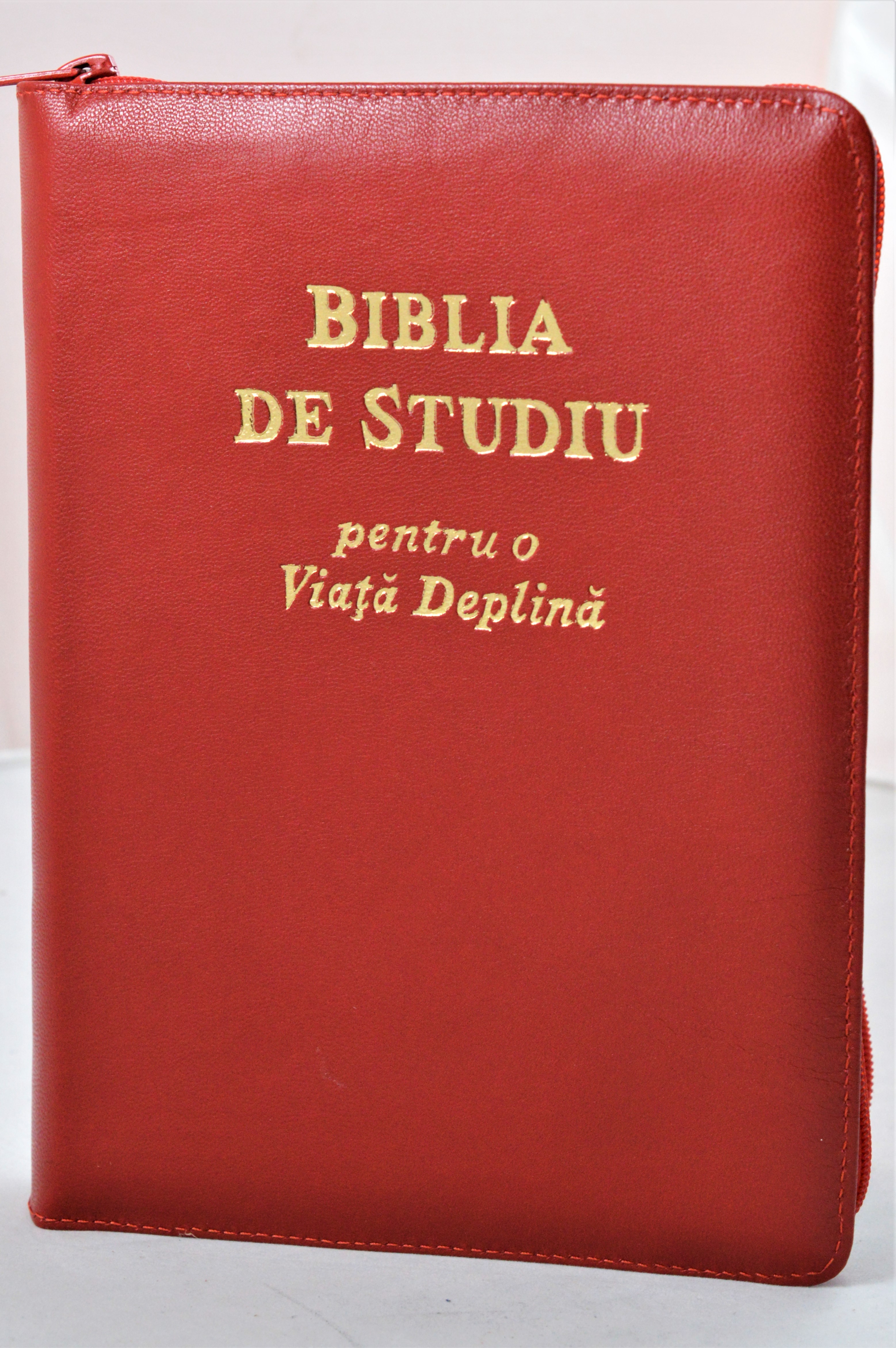Biblia de studiu pentru o viata deplina, cu concordanta si explicatiii, fermoar, rosu, index, margini albe Biblia de studiu pentru o viata deplina, cu concordanta si explicatiii, fermoar, rosu, index, margini albe