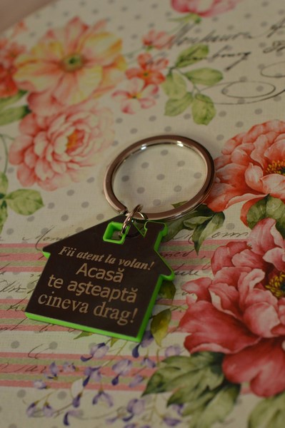 Breloc metalic - Fii atent la volan!