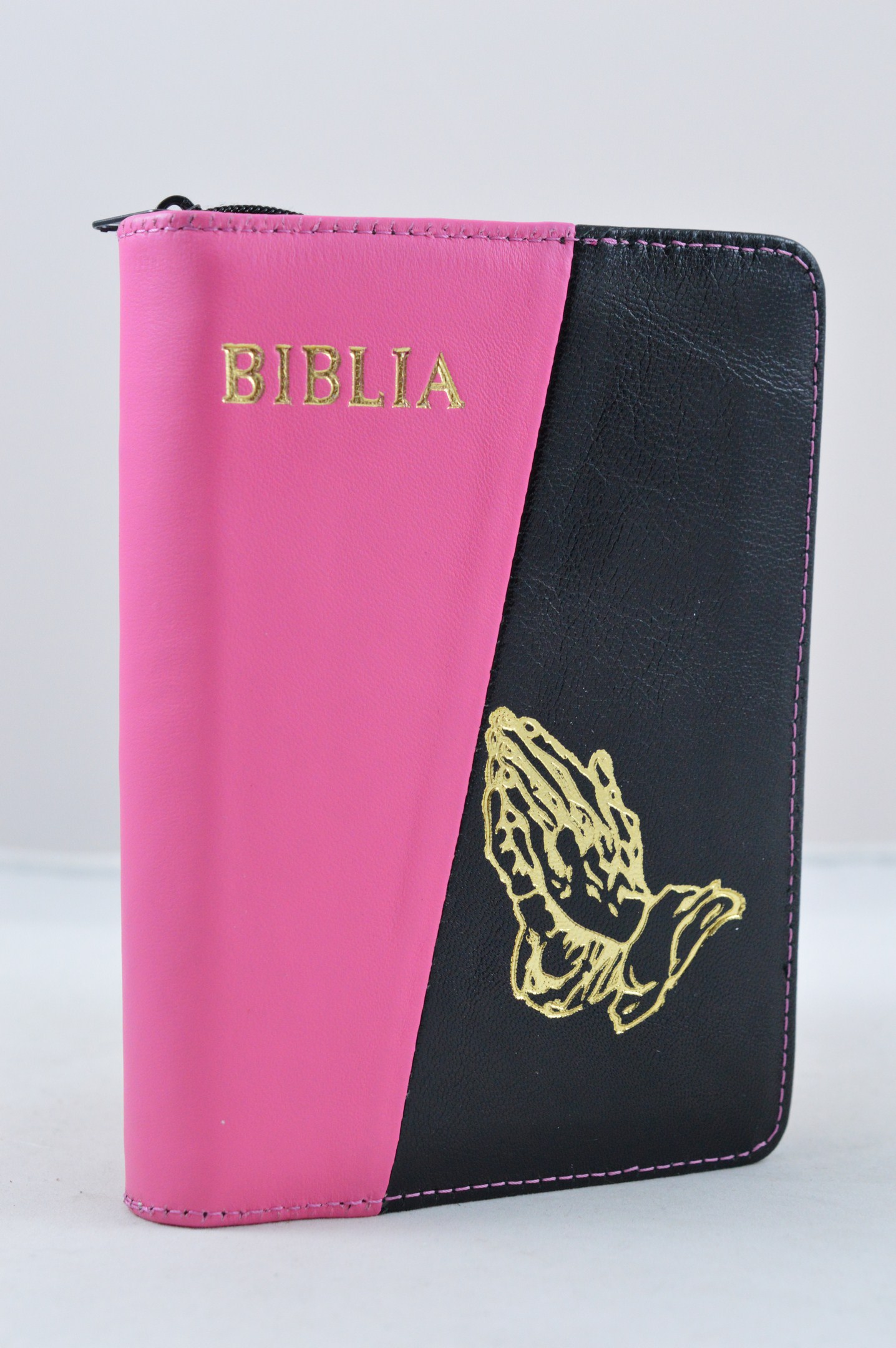 Biblie din piele, mica,roz-negru,model maini in ruga fermoar, aurita, cuv. lui Isus in rosu [043 A]