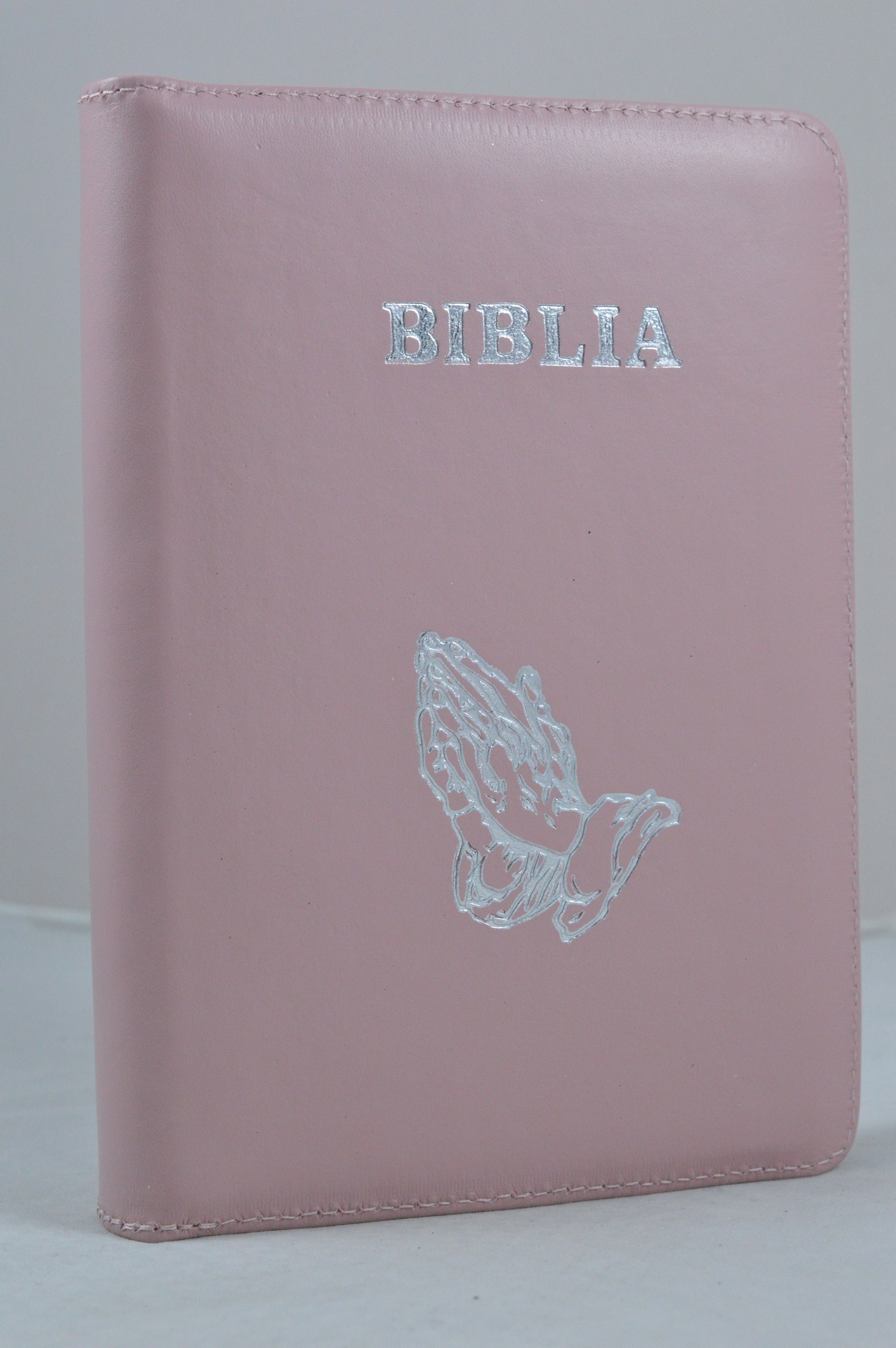 Biblia din piele, medie, roz pal, fermoar, argintata, maini in ruga cuv. lui Isus cu rosu [052]