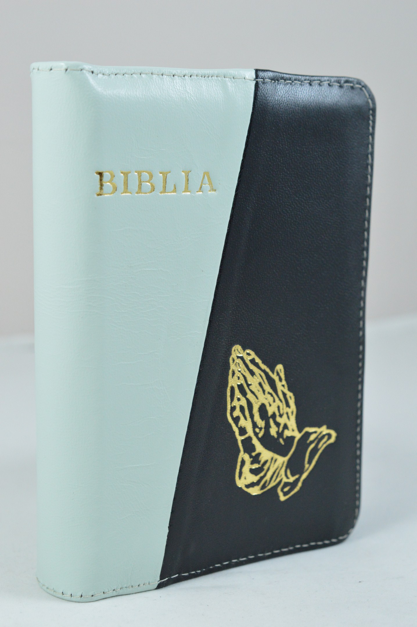 Biblie din piele, dimensiune mica, albastru ciel cu negru, fermoar, simbol maini in rugaciune cuv. lui Isus in rosu [043 A]