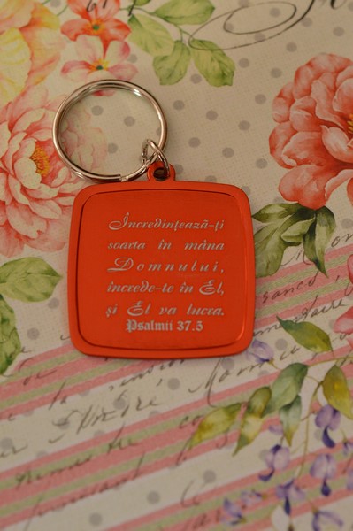 Breloc metalic - Incredinteaza-ti soarta in mana Domnului... Breloc metalic - Incredinteaza-ti soarta in mana Domnului...