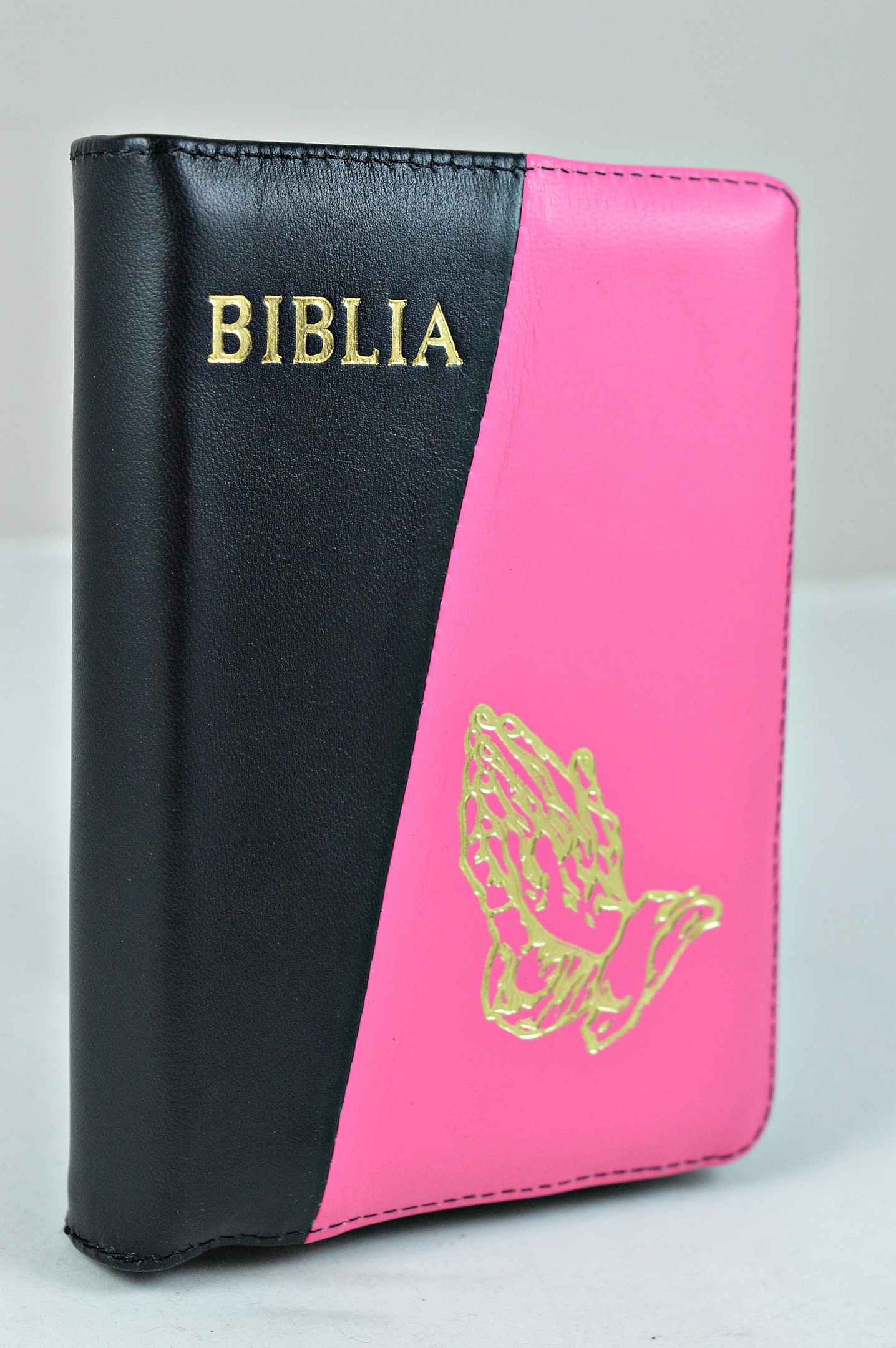 Biblie din piele, dimensiune mica, negru cu roz, fermoar, simbol maini in rugaciune cuv. lui Isus in rosu [043 A]