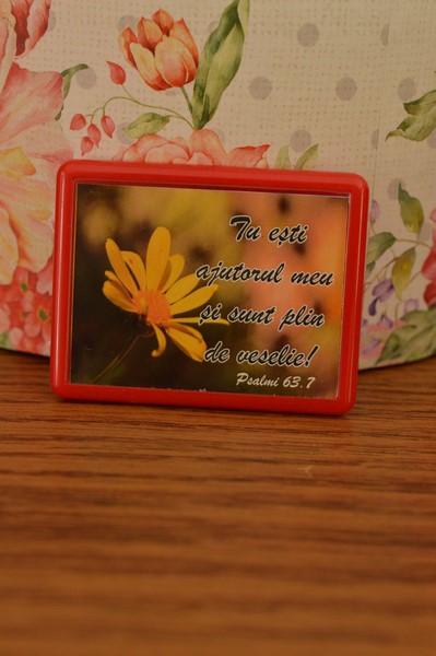 Magnet cu verset biblic - Tu esti ajutorul meu si sunt plin de veselie