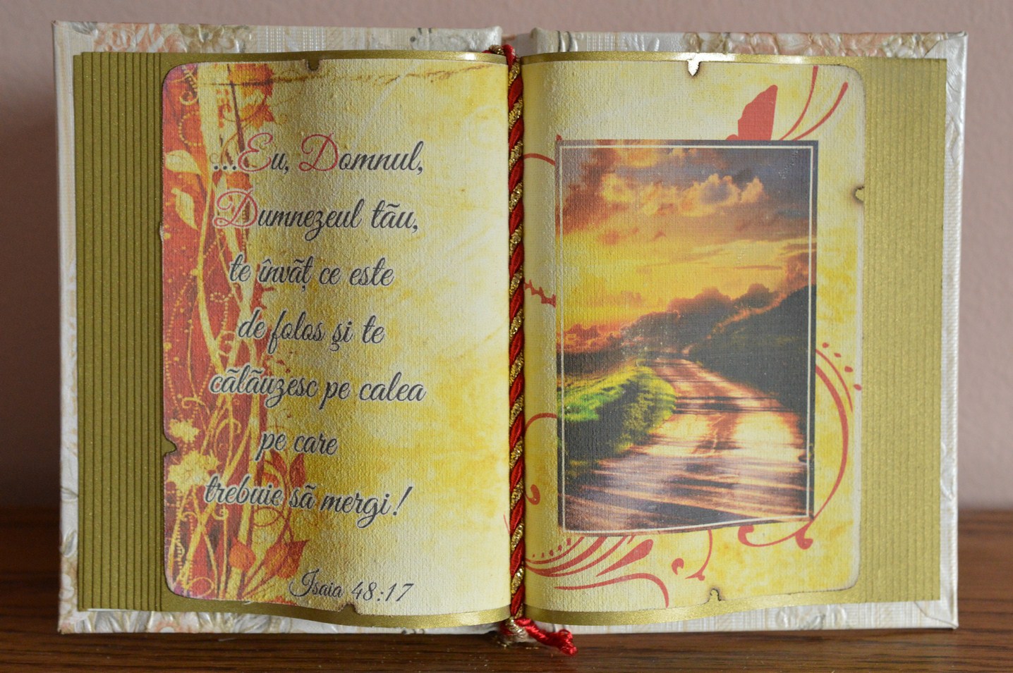 Carte decorativa - Eu, Domnul, Dumnezeul tau, te invat... (14x21 cm) Carte decorativa - Eu, Domnul, Dumnezeul tau, te invat... (14x21 cm)