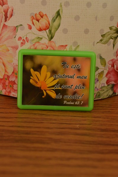 Magnet cu verset biblic - Tu esti ajutorul meu si sunt plin de veselie Magnet cu verset biblic - Tu esti ajutorul meu si sunt plin de veselie