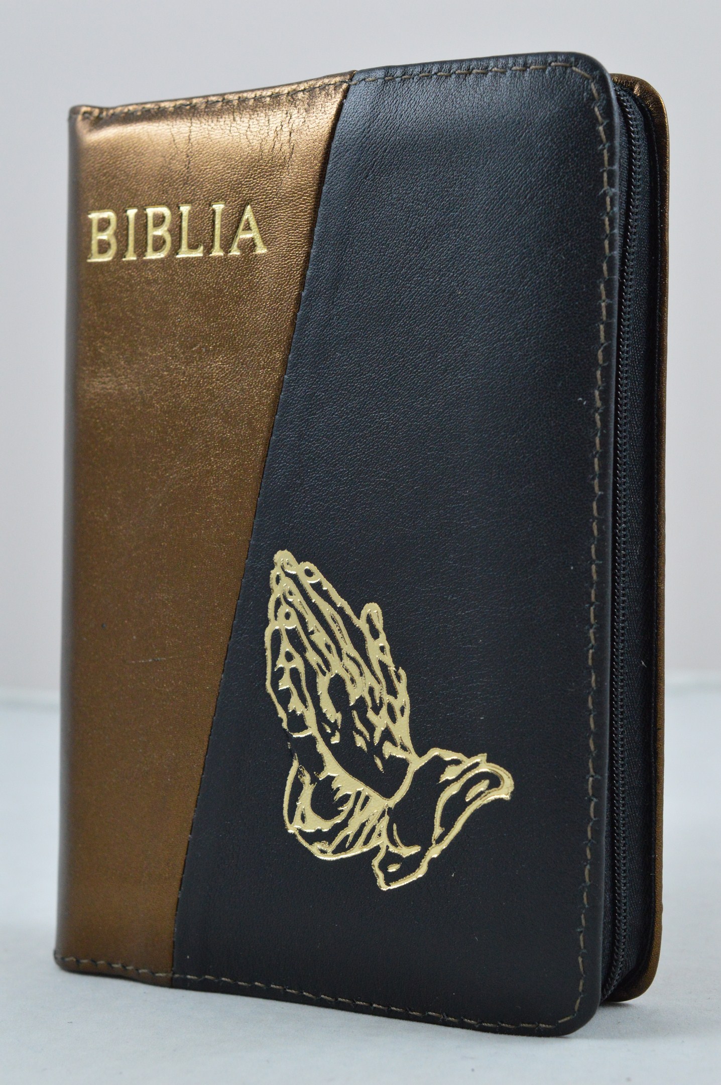 Biblie din piele, dimensiune mica, maro bronz cu negru, fermoar, simbol maini in ruga, cuv. lui Isus in rosu [043 A]