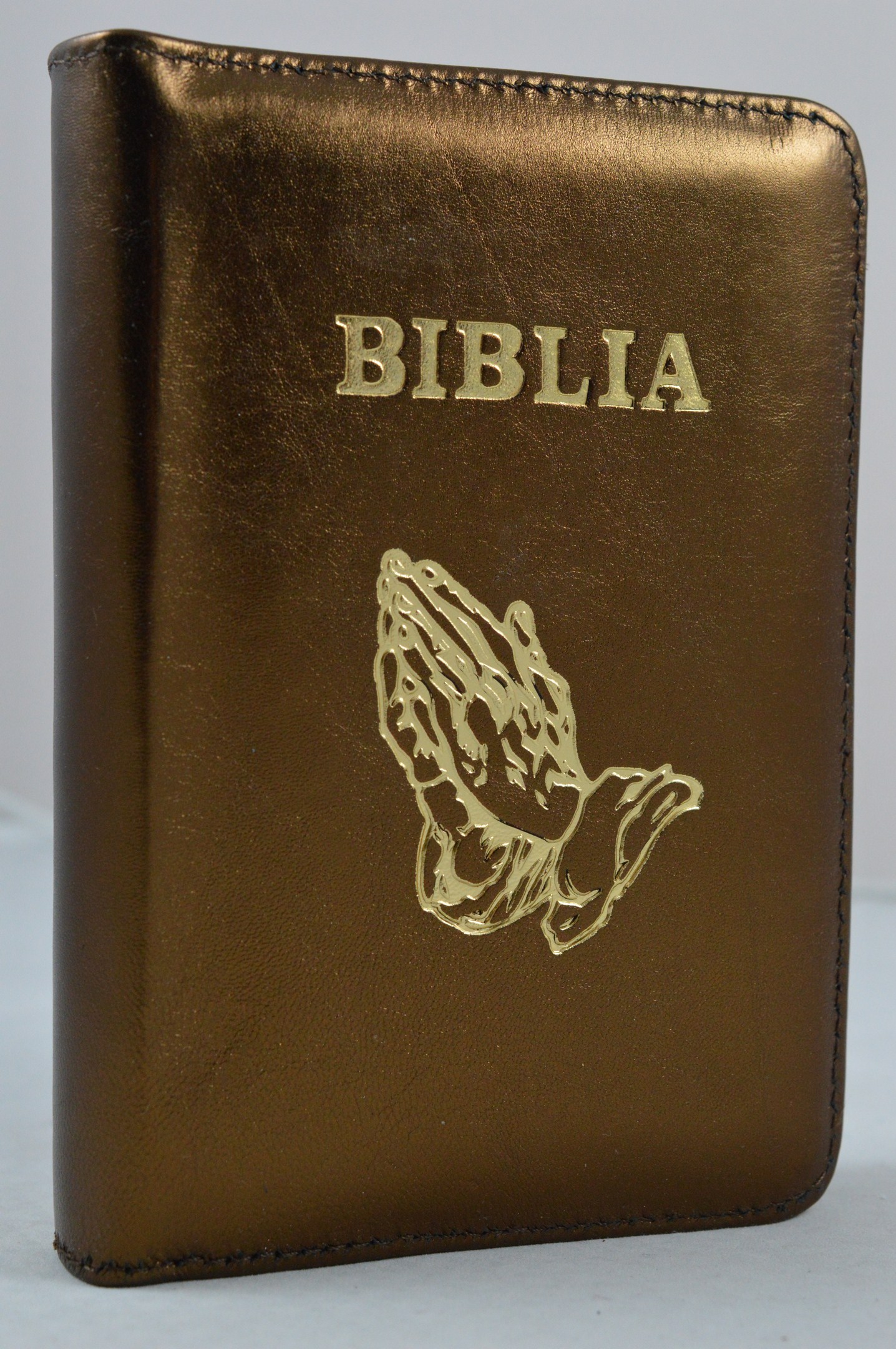 Biblie din piele, dimensiune mica, maro bronz, fermoar, simbol maini in ruga, cuv. lui Isus in rosu [043 A]