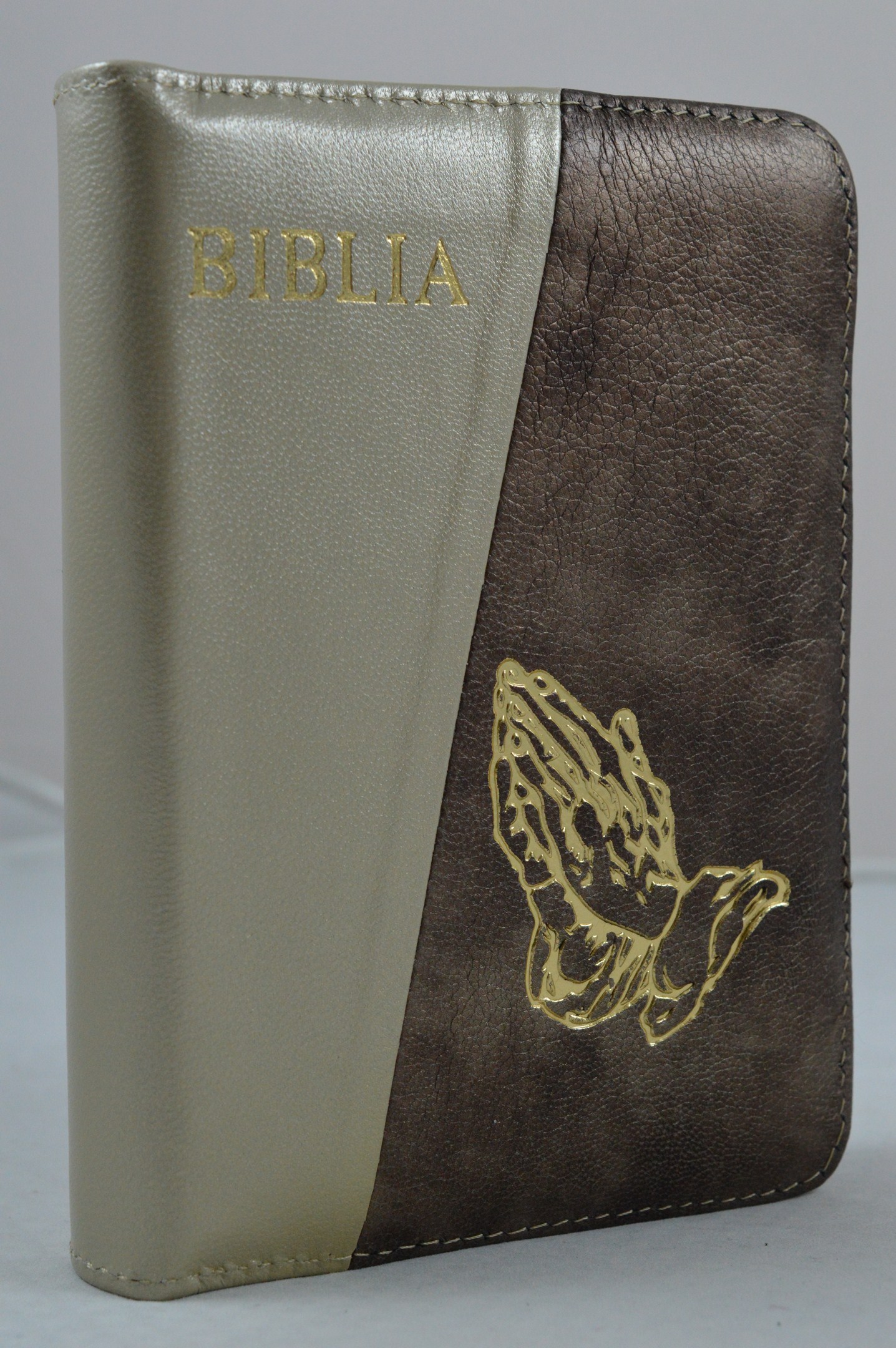 Biblie din piele, dimensiune mica, crem sidefat/nuanta maro, fermoar, simbol maini in ruga, cuv. lui Isus in rosu [043 A]