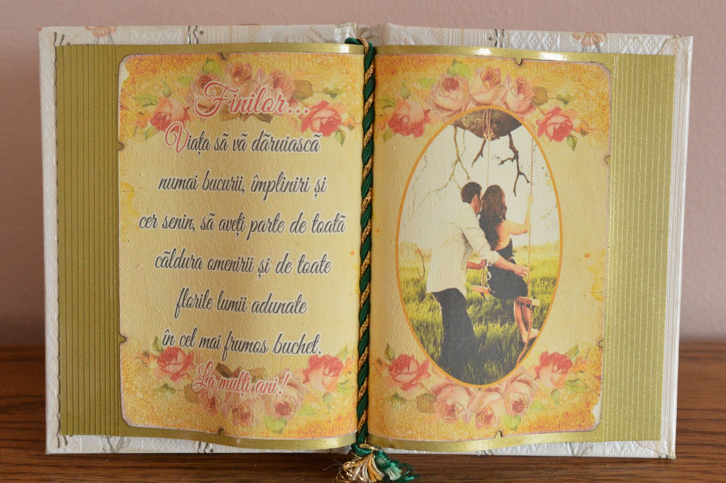 Carte decorativa - Finilor... Viata sa va daruiasca numai bucurii... (14x21 cm) Carte decorativa - Finilor... Viata sa va daruiasca numai bucurii... (14x21 cm)