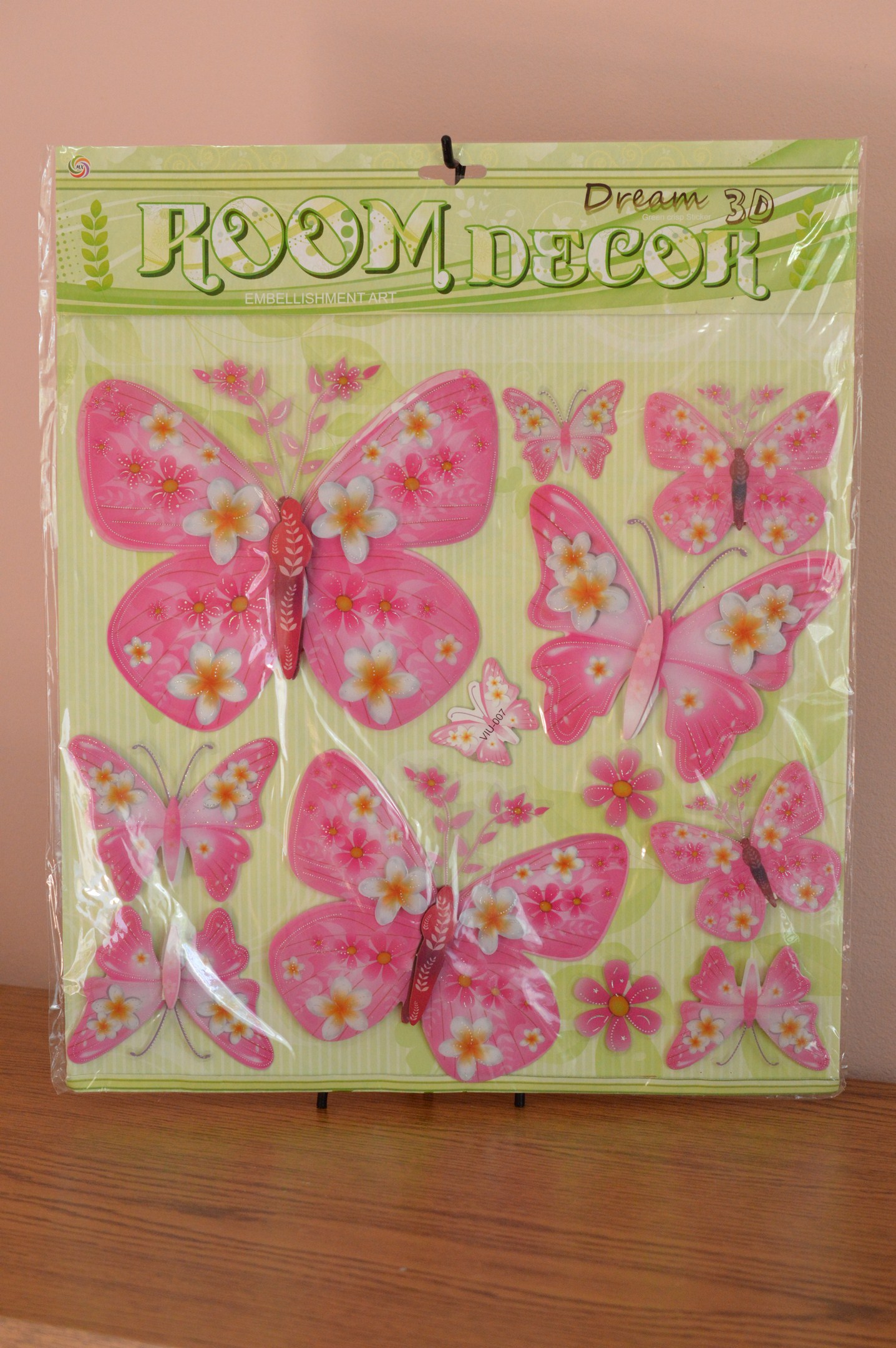 Fluturi decorativi 3D - model roz cu flori albe Fluturi decorativi 3D - model roz cu flori albe