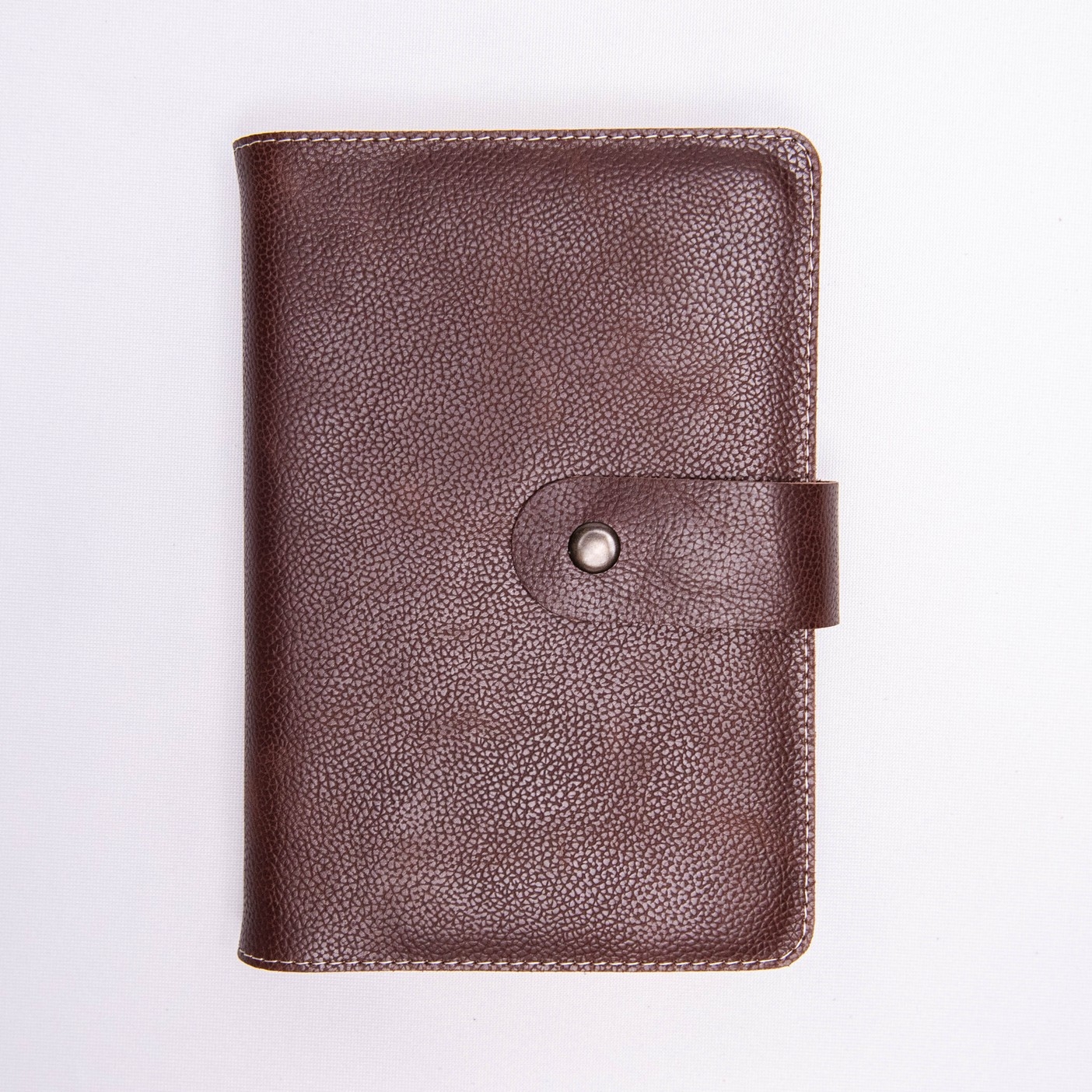 Biblia in husa handmade piele autentica, cu bareta si capsa, marime medie, brown, index, margini aurii, cuv. lui Isus cu rosu [057 BAR]