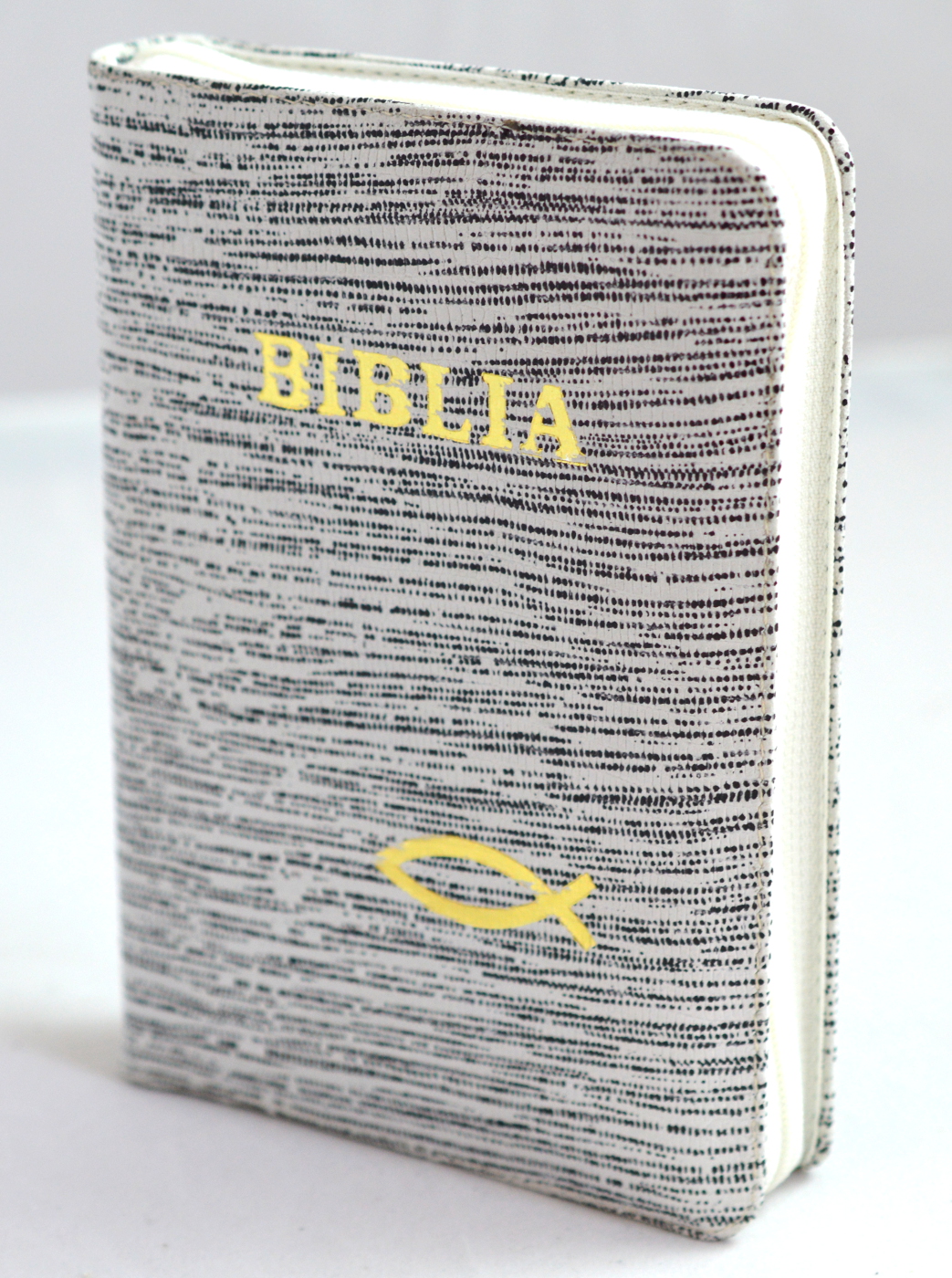 Biblie din piele, dimensiune mica, culoare alba cu linii negre, fermoar, cu peste, cuv. lui Isus in rosu [043 A]