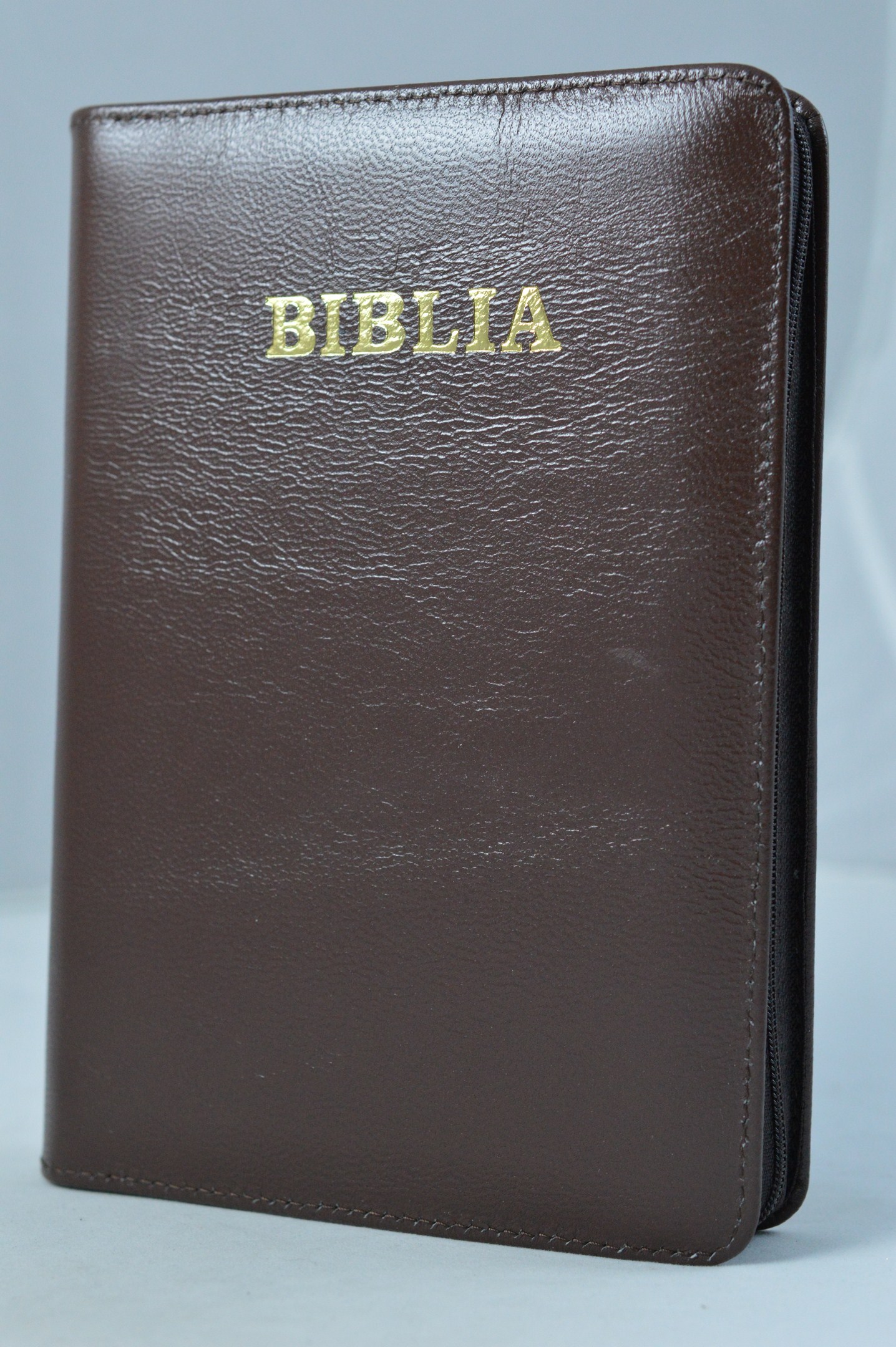 Biblia din piele, medie, maro inchis, fermoar, aurita, cuv. lui Isus cu rosu [052]