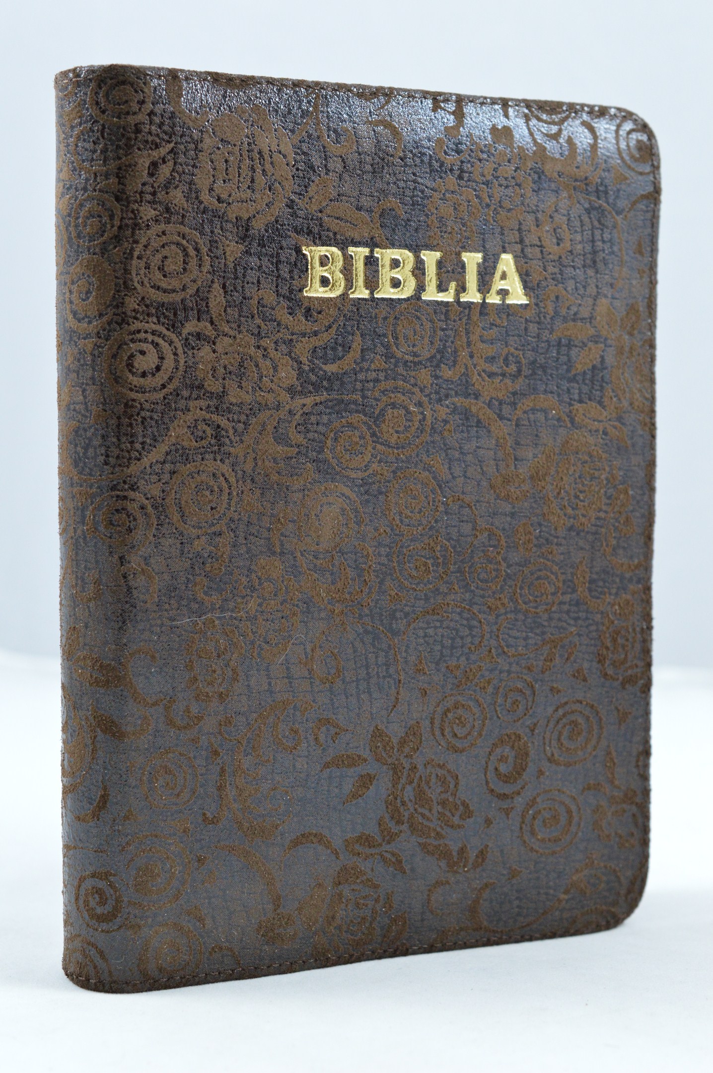 Biblia din piele, marime medie, maro cu imprimeu, fermoar, cuv. lui Isus in rosu [052]