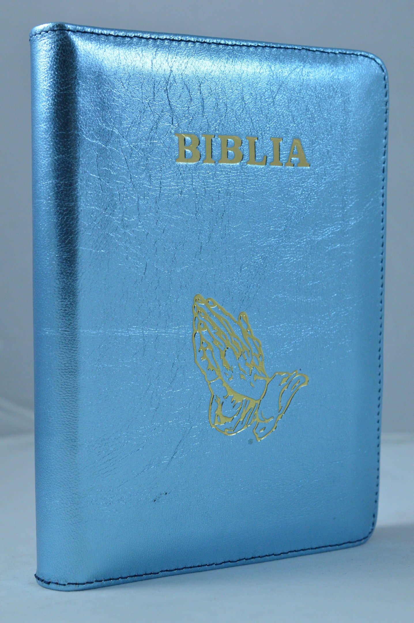 Biblia din piele, medie, albastru celest, fermoar, aurita, cu maini in ruga gravate, cuv. lui Isus cu rosu [052]