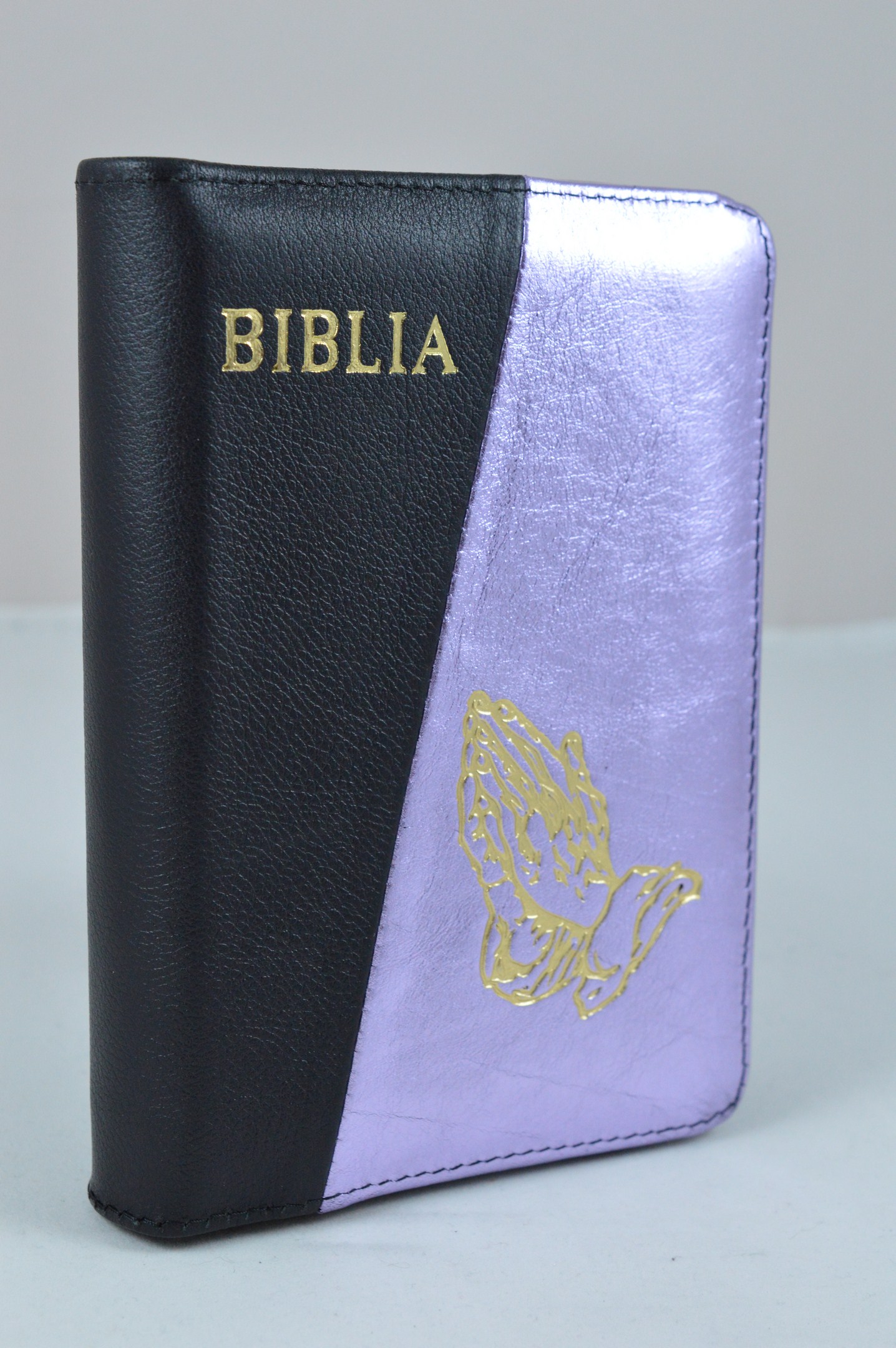 Biblie din piele, dimensiune mica, negru cu mov sidefat, fermoar, simbol maini in rugaciune cuv. lui Isus in rosu [043 A]