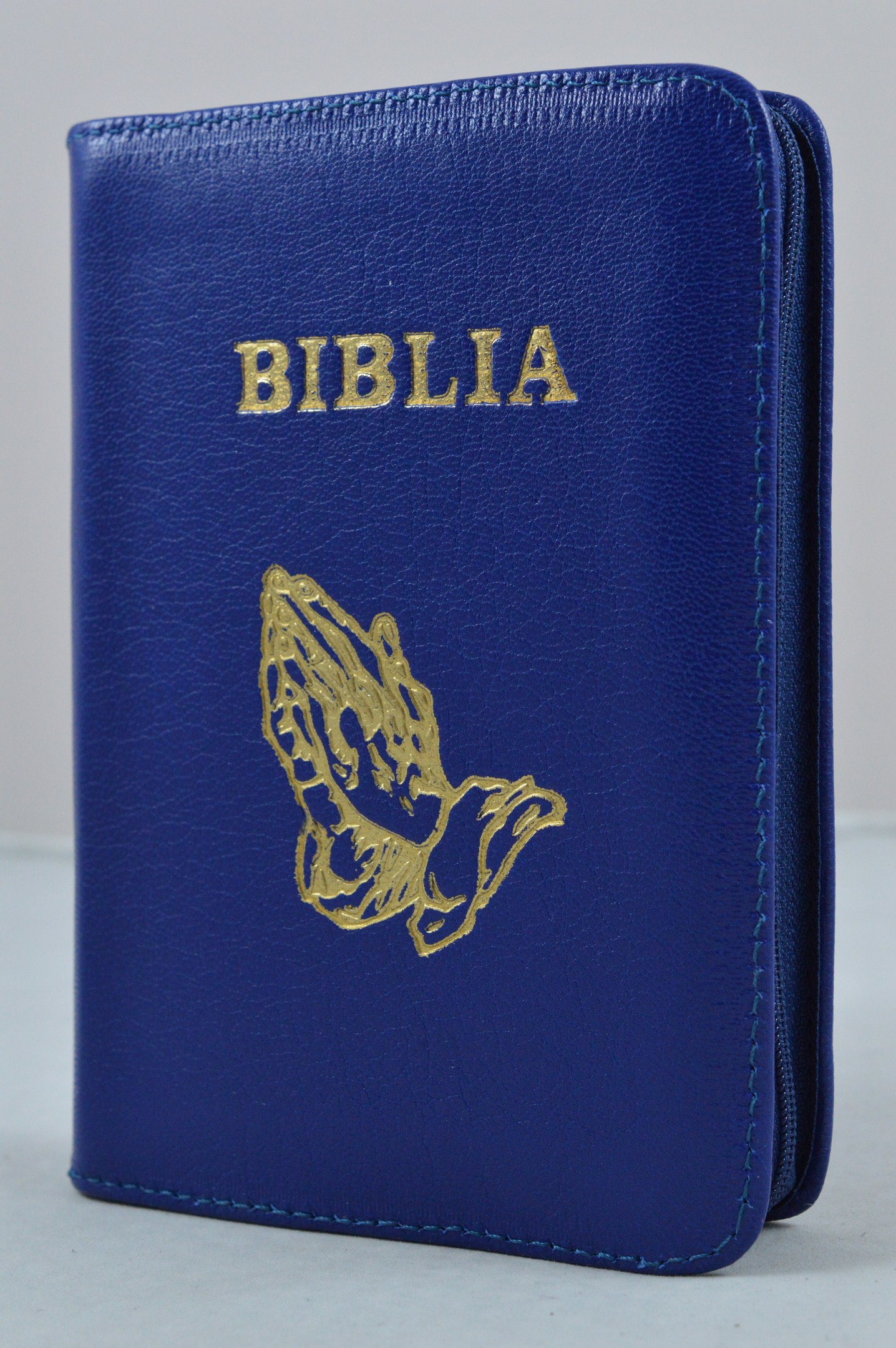 Biblie din piele, dimensiune mica, albastru indigo, fermoar, simbol maini in ruga, cuv. lui Isus in rosu [043 A]