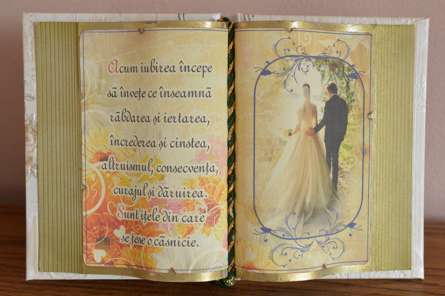 Carte decorativa - Acum iubirea incepe sa invete... (14x21 cm) Carte decorativa - Acum iubirea incepe sa invete... (14x21 cm)