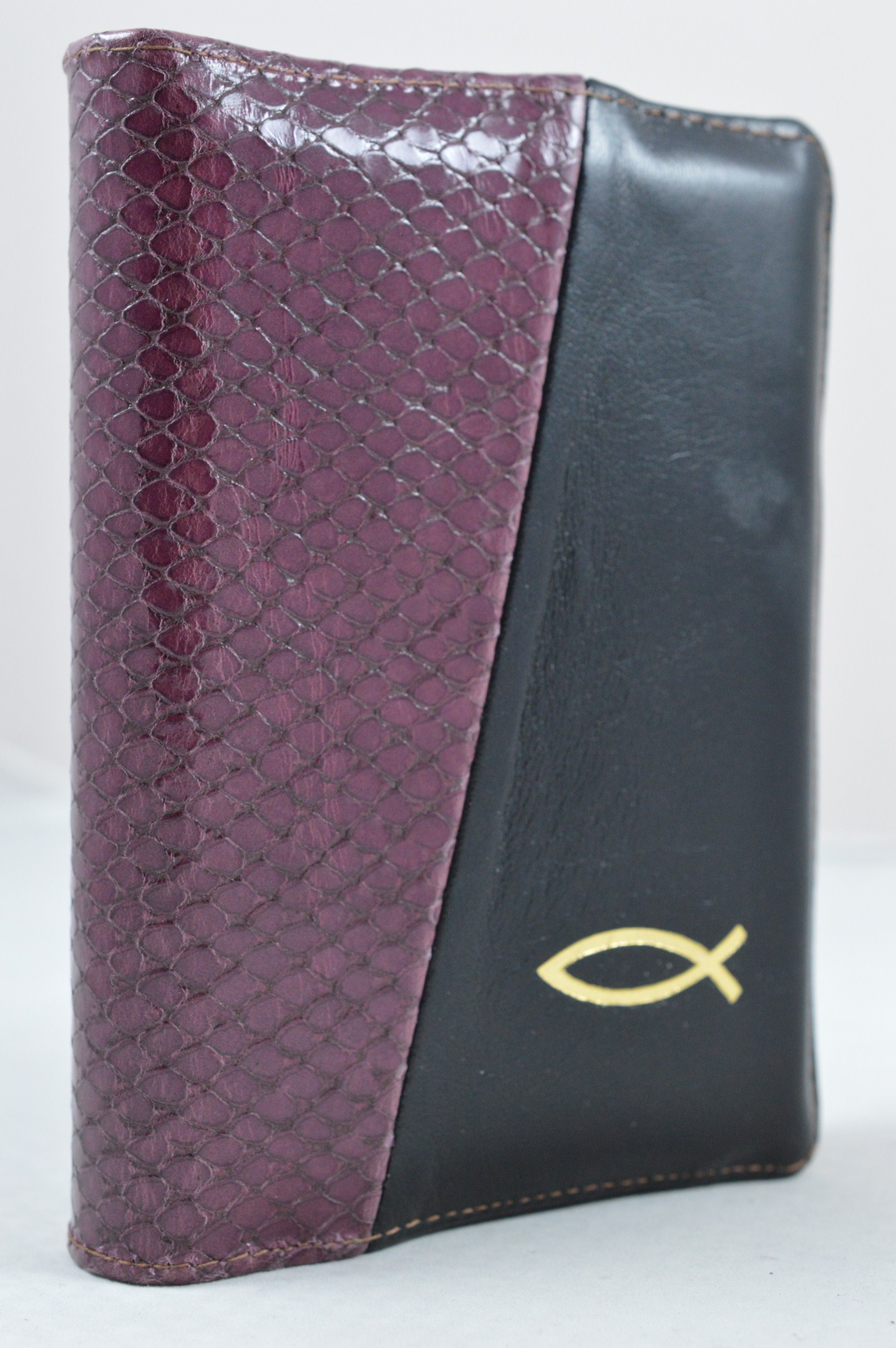 Biblie din piele, dimensiune mica, visiniu cu model si negru, fermoar, simbol peste, cuv. lui Isus in rosu [043 A]