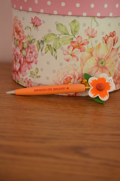 Pix cu mesaj crestin - Dumnezeu este dragoste!-portocaliu Pix cu mesaj crestin - Dumnezeu este dragoste!-portocaliu