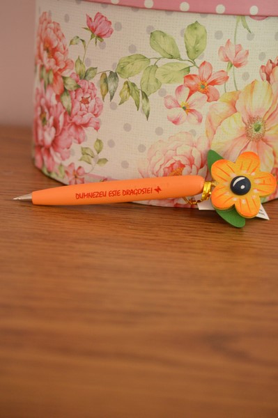 Pix cu mesaj crestin - Dumnezeu este dragoste!-portocaliu Pix cu mesaj crestin - Dumnezeu este dragoste!-portocaliu