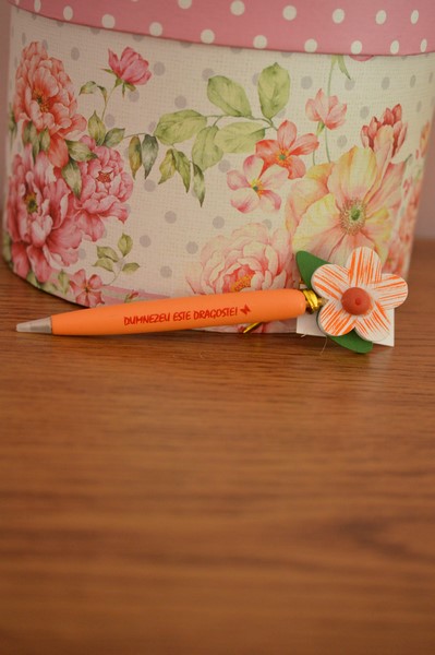 Pix cu mesaj crestin - Dumnezeu este dragoste!-portocaliu Pix cu mesaj crestin - Dumnezeu este dragoste!-portocaliu