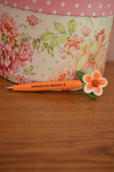 Pix cu mesaj crestin - Dumnezeu este dragoste!-portocaliu Pix cu mesaj crestin - Dumnezeu este dragoste!-portocaliu