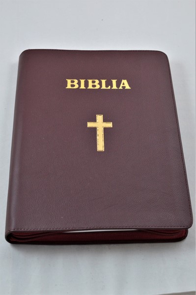 Biblia Ortodoxa, marime foarte mare, coperta piele, visinie, fermoar, scris foarte mare (cu aprobarea Sf. Sinod) Biblia Ortodoxa, marime foarte mare, coperta piele, visinie, fermoar, scris foarte mare (cu aprobarea Sf. Sinod)