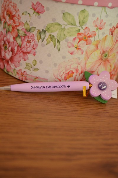 Pix cu mesaj crestin - Dumnezeu este dragoste!-mov Pix cu mesaj crestin - Dumnezeu este dragoste!-mov