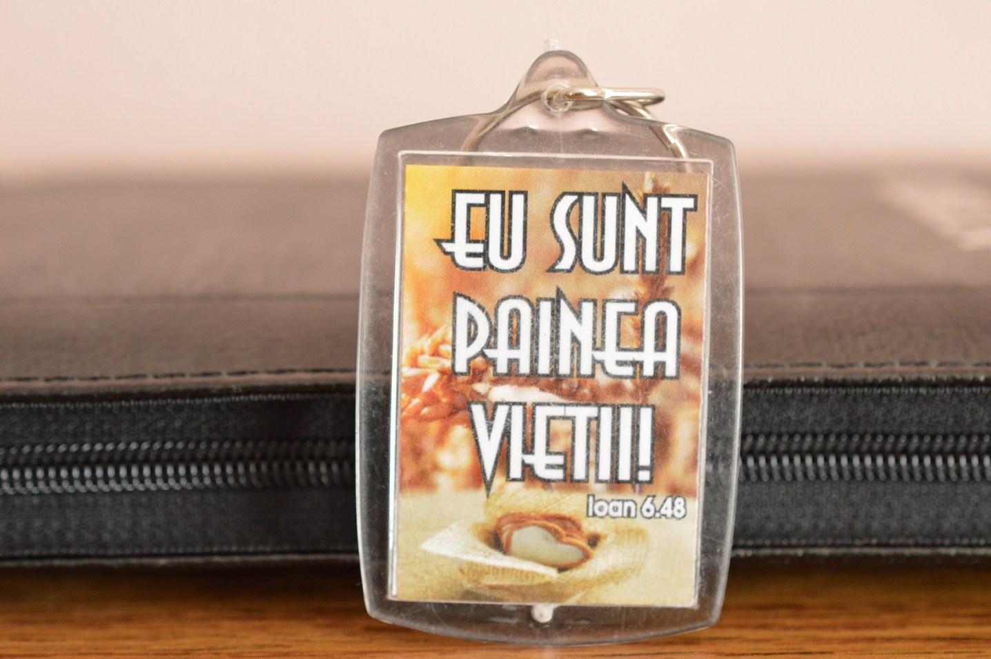 Breloc cu verset biblic fata/verso - Eu sunt painea vietii/ incredinteaza-ti soarta Breloc cu verset biblic fata/verso - Eu sunt painea vietii/ incredinteaza-ti soarta