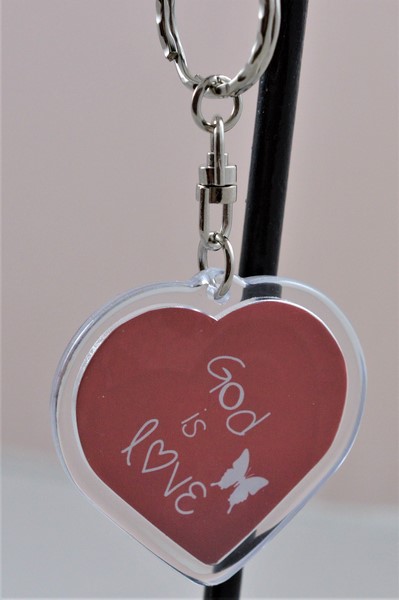 Breloc in forma de inima - God is love Breloc in forma de inima - God is love