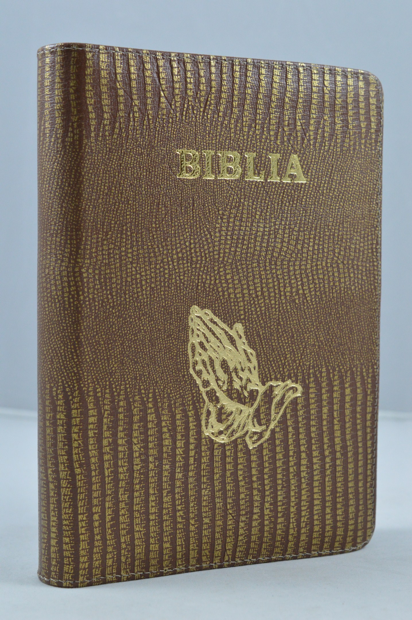 Biblia din piele, marime medie, maro cu auriu, fermoar, cu maini, cuv. lui Isus in rosu [052]