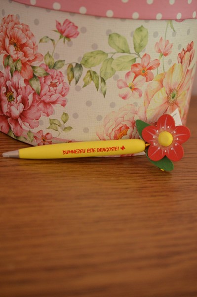 Pix cu mesaj crestin - Dumnezeu este dragoste!-galben Pix cu mesaj crestin - Dumnezeu este dragoste!-galben