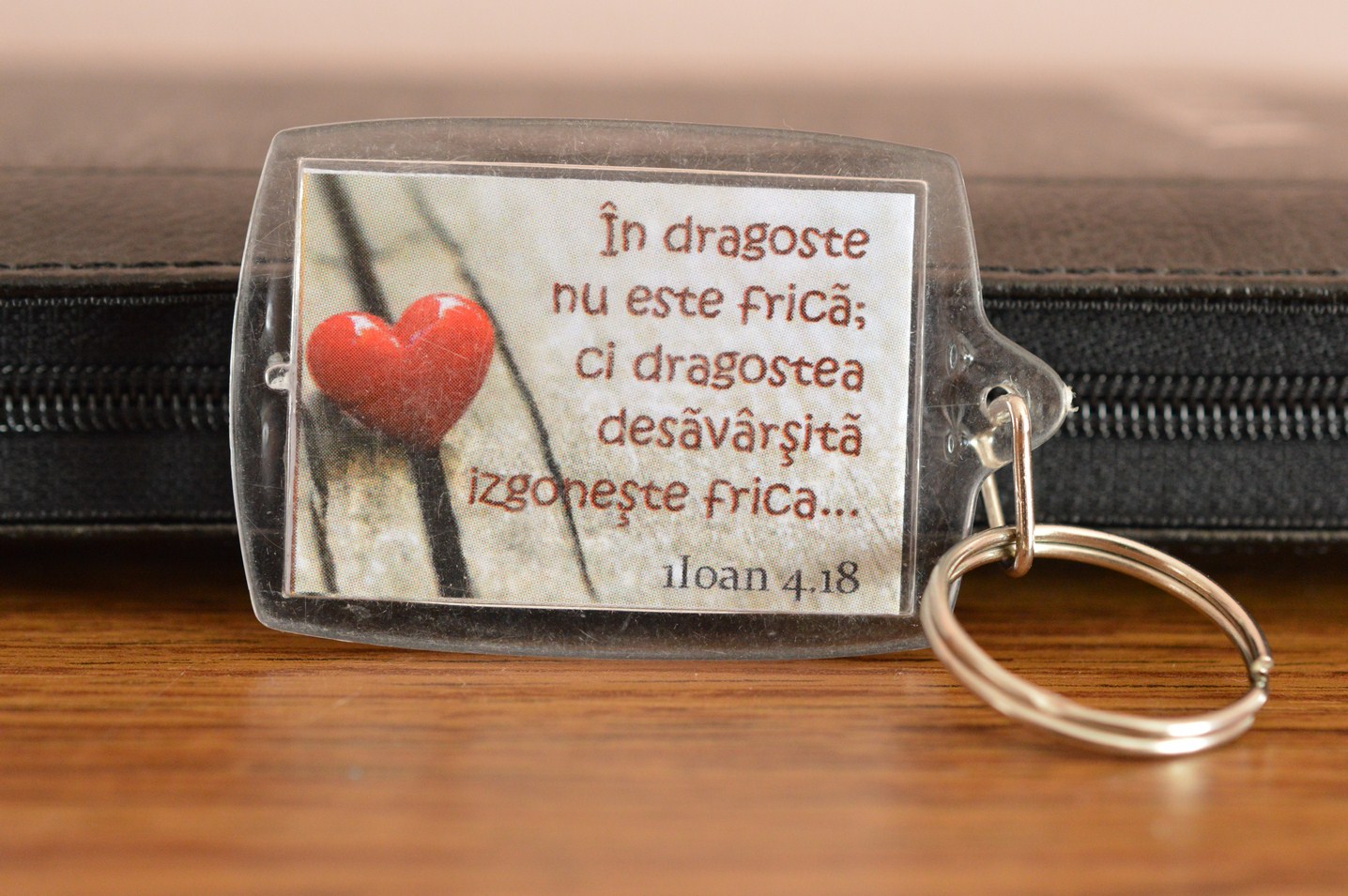 Breloc cu verset biblic fata/verso - Tot ce face Dumnezeu/In dragoste nu este frica Breloc cu verset biblic fata/verso - Tot ce face Dumnezeu/In dragoste nu este frica