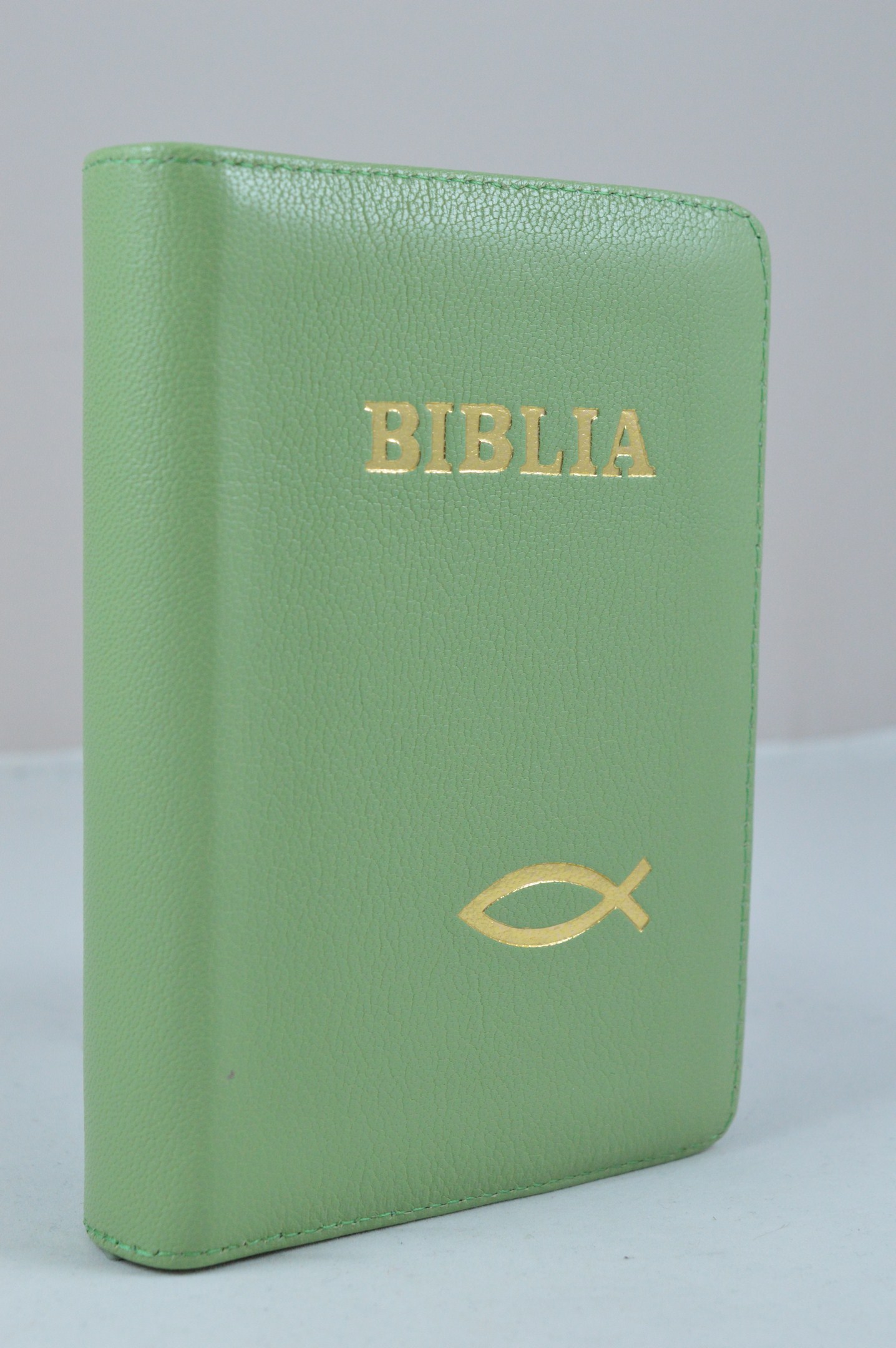 Biblie din piele, dimensiune mica,verde deschis, fermoar, simbol peste, cuv. lui Isus in rosu [043 A]