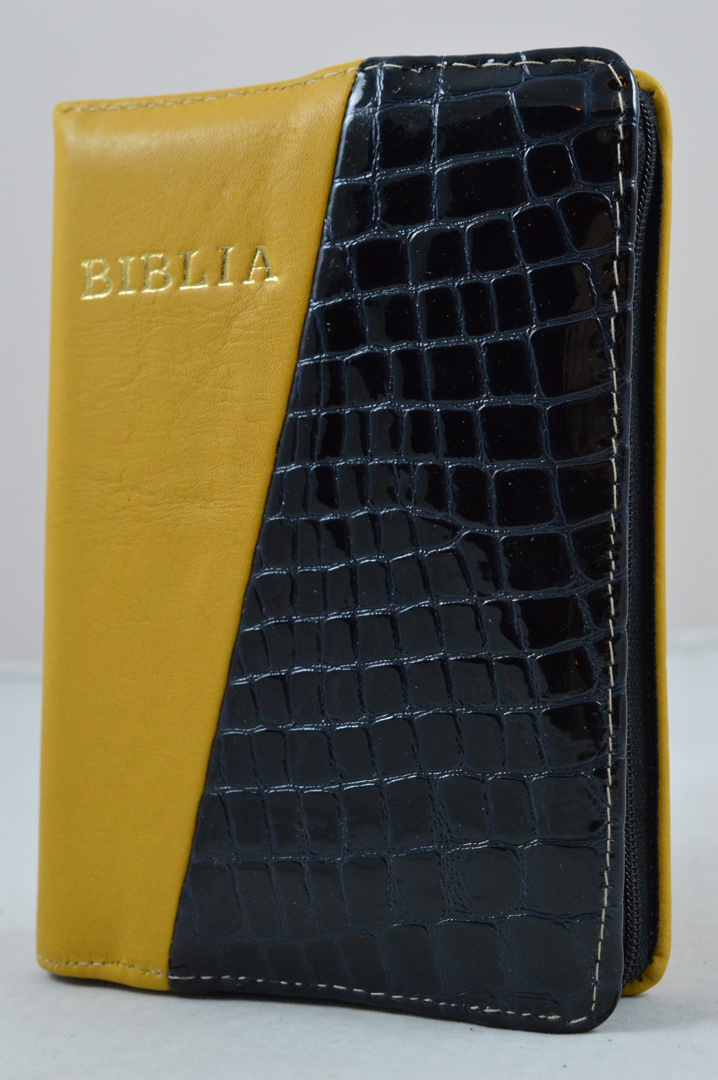 Biblie din piele, dimensiune mica, galben/albastru inchis lacuit cu model, fermoar, simbol simpla, cuv. lui Isus in rosu [043 A]