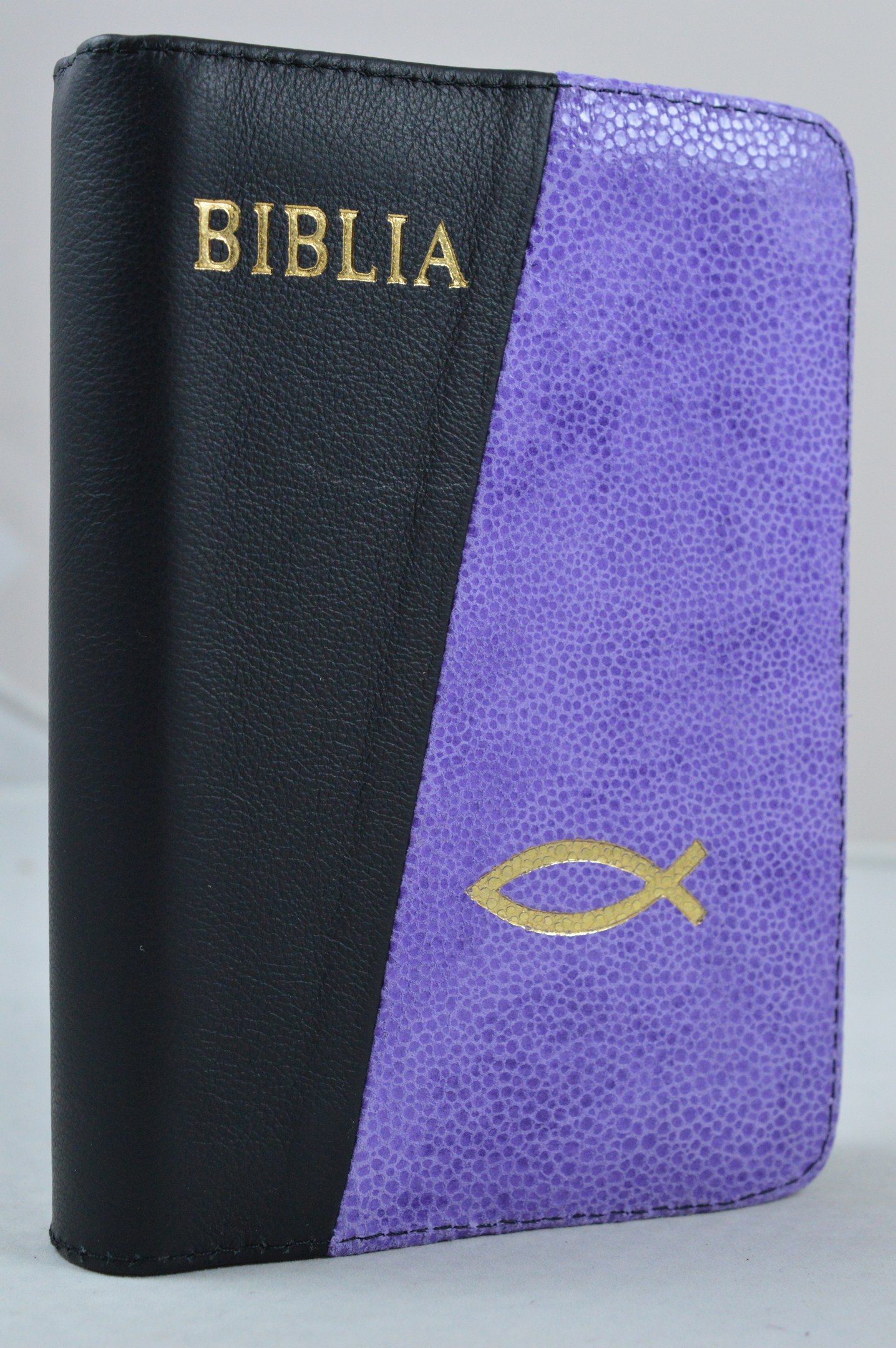Biblia format mic, din piele, culoare negru/mov, index, fermoar, margini argintii, cu peste, cuv. lui Isus in rosu [047 PFI]