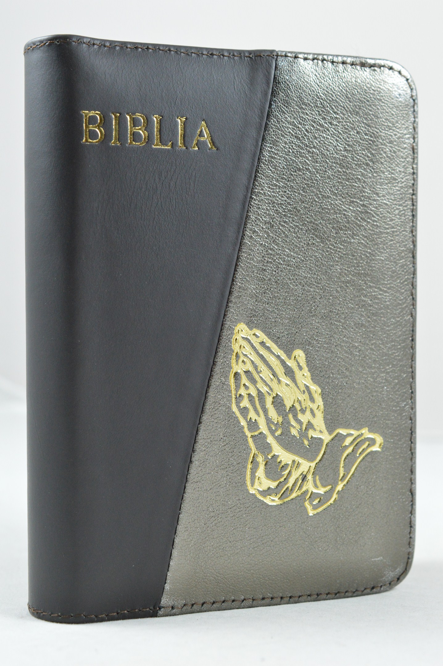 Biblia format mic, din piele, culoare maro/bronz, index, fermoar, margini aurii, cu maini in ruga, cuv. lui Isus in rosu [047 PFI]