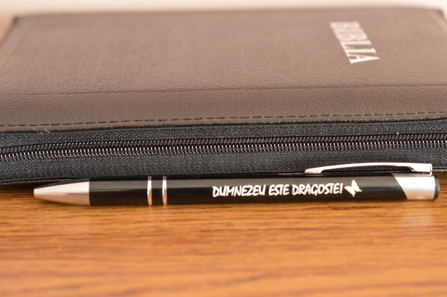 Pix cu mesaj crestin - Dumnezeu este dragoste! Pix cu mesaj crestin - Dumnezeu este dragoste!