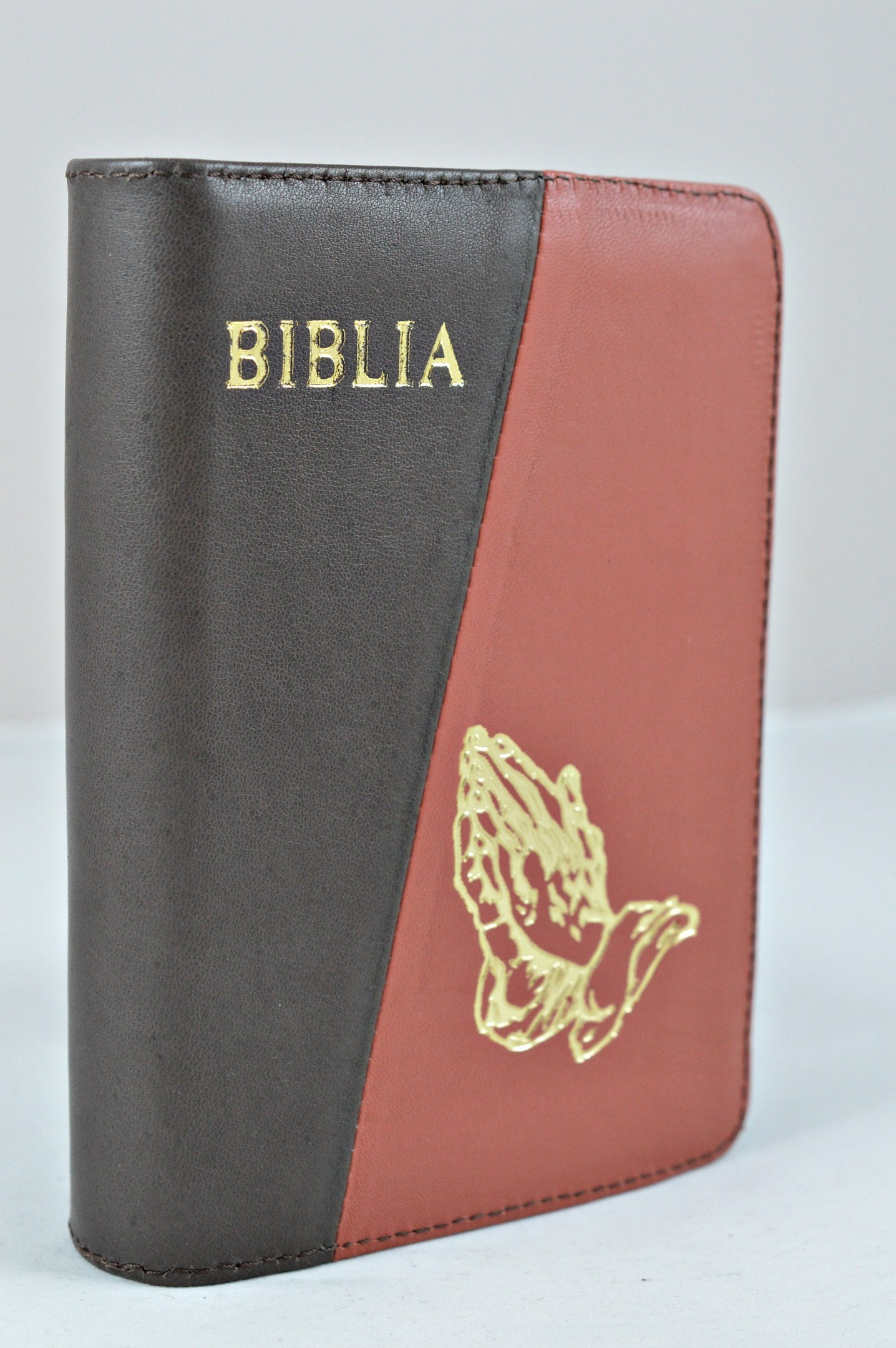 Biblie din piele, dimensiune mica, corai cu maro inchis, fermoar, simbol maini in rugaciune, cuv. lui Isus in rosu [043 A]